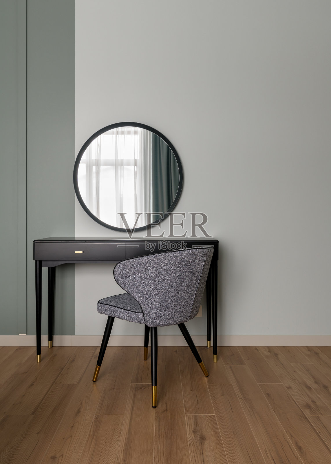 室内化妆镜前的梳妆台上放着一把灰色的纺织品椅子。照片摄影图片