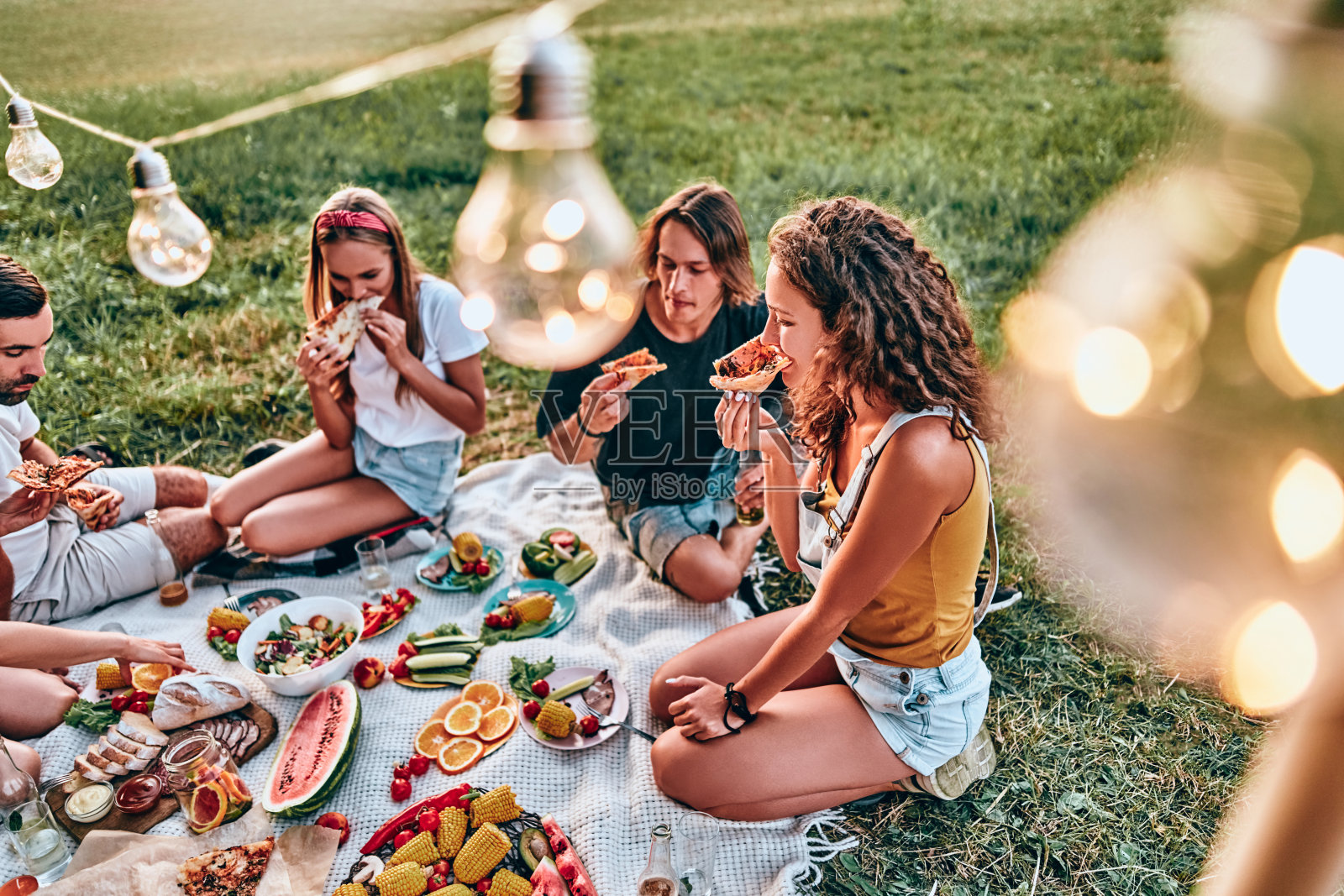 快乐的年轻朋友群享受野餐派对照片摄影图片