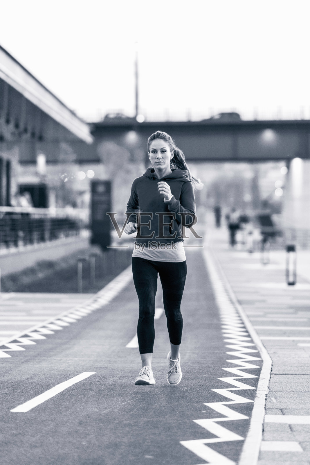 在城里慢跑的女人照片摄影图片