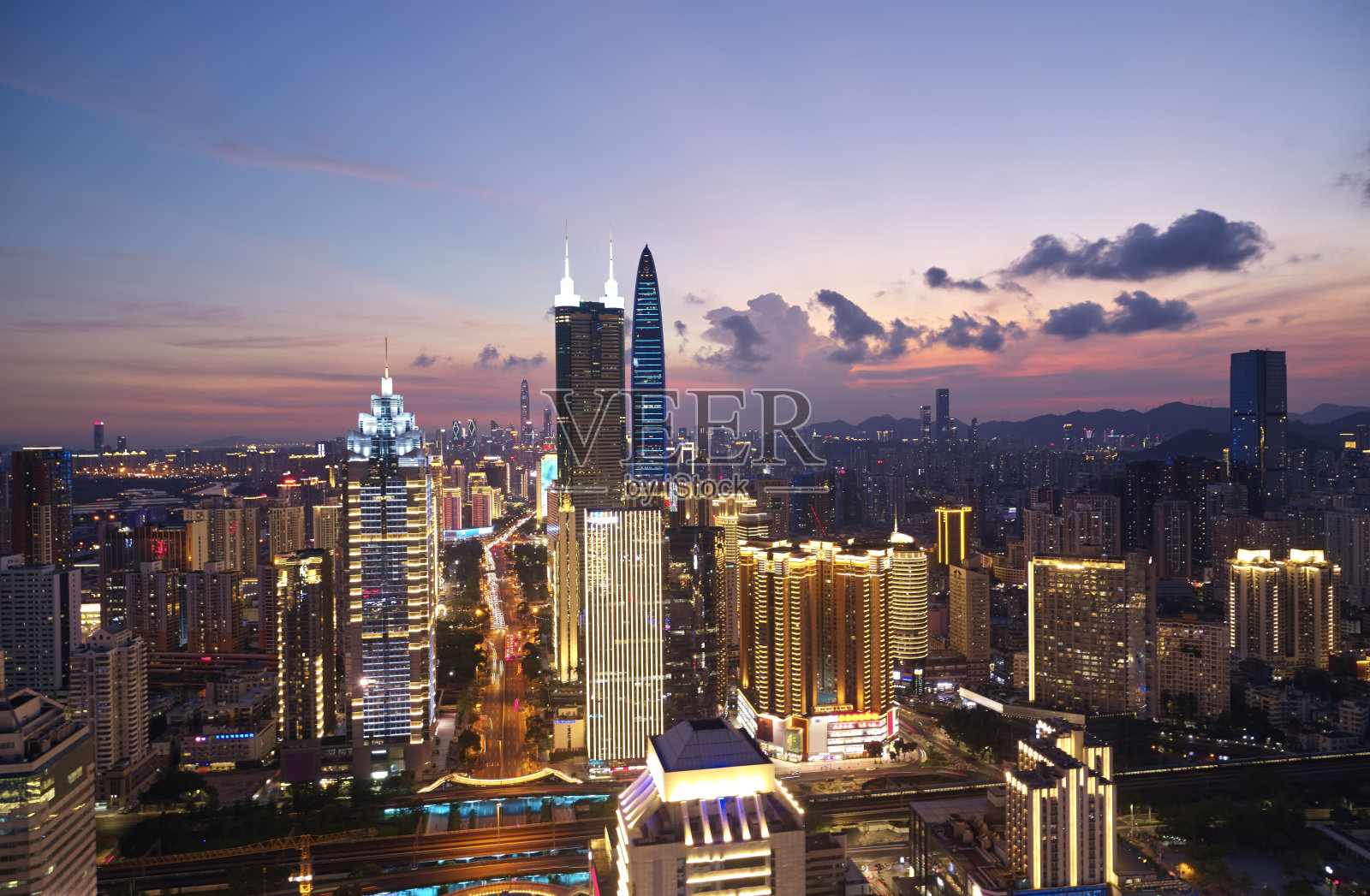 无人机在黄昏时分拍摄了中国深圳的城市景观照片摄影图片
