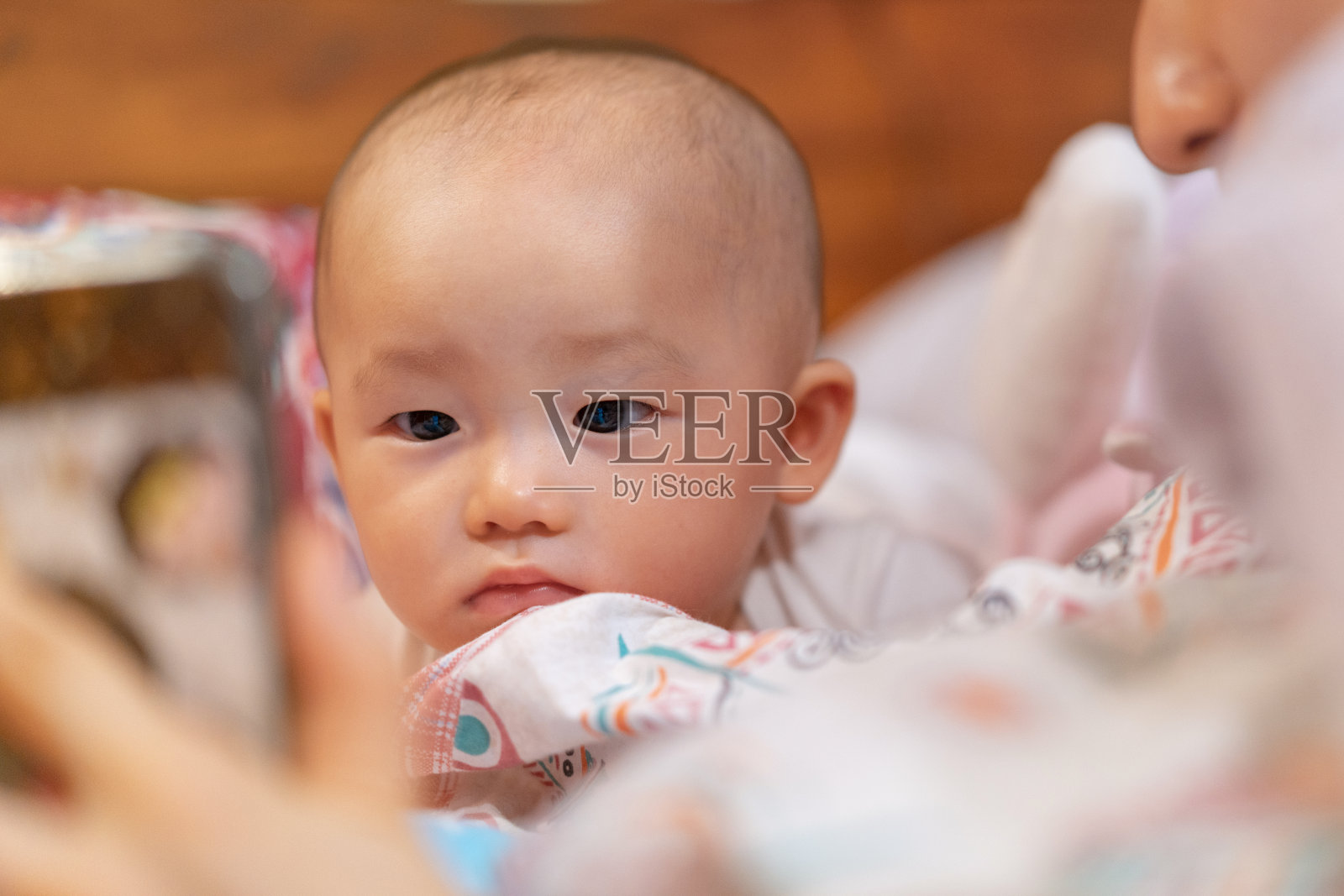 亚洲母亲和婴儿女儿互动照片摄影图片