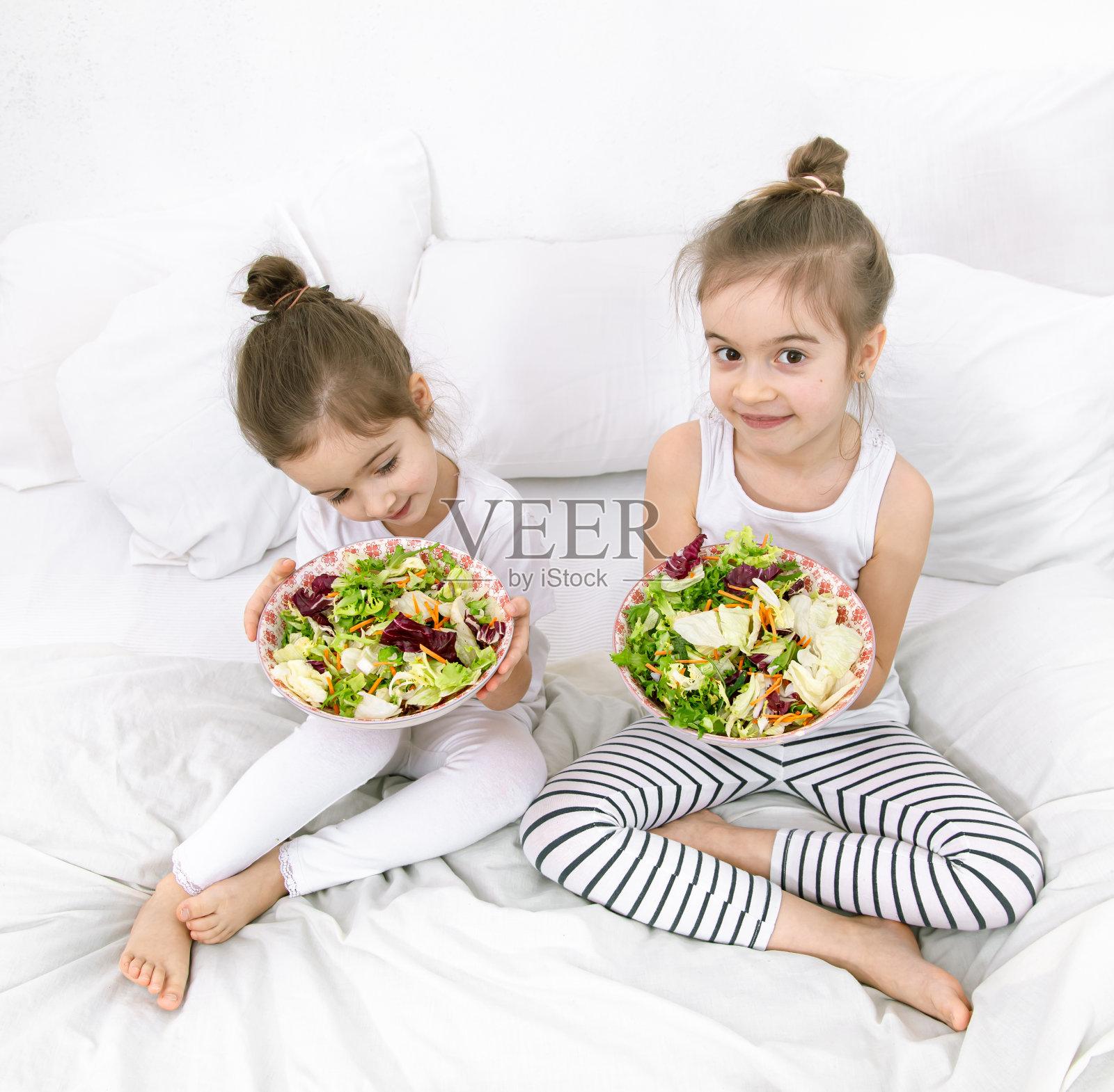 健康食品，孩子多吃水果和蔬菜。照片摄影图片