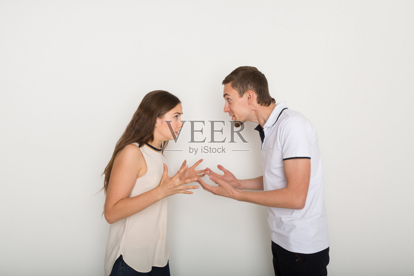 关系问题，年轻夫妇吵架照片摄影图片