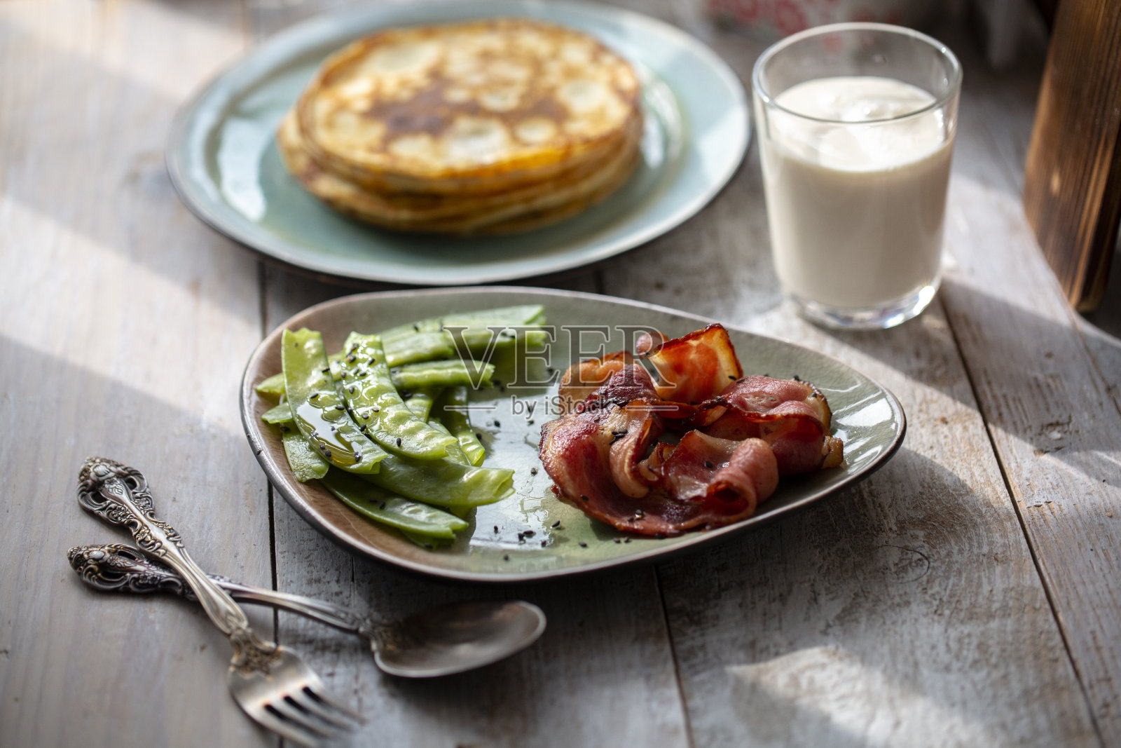 自制早餐:煎饼、煎培根和青豆照片摄影图片
