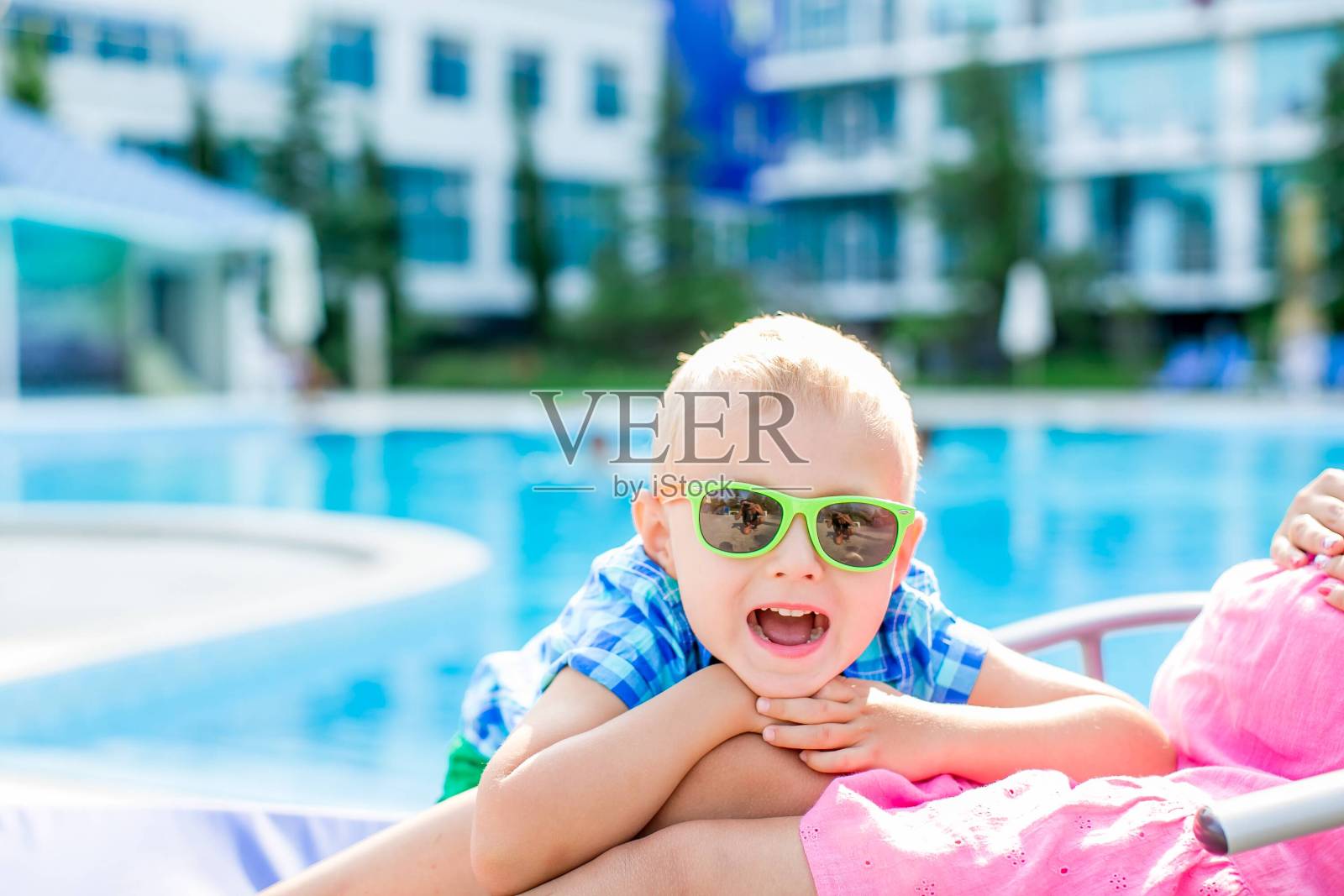 一个7-8岁的小男孩的肖像在一个暑假期间在一个酒店模糊的背景照片摄影图片