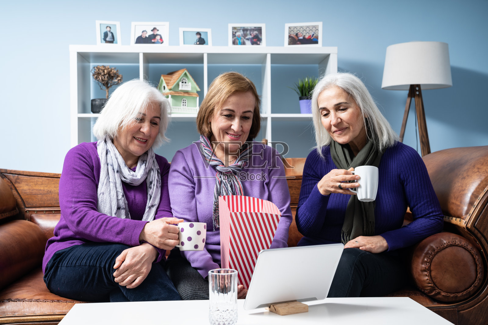 三位老年女性在平板电脑上看电影照片摄影图片