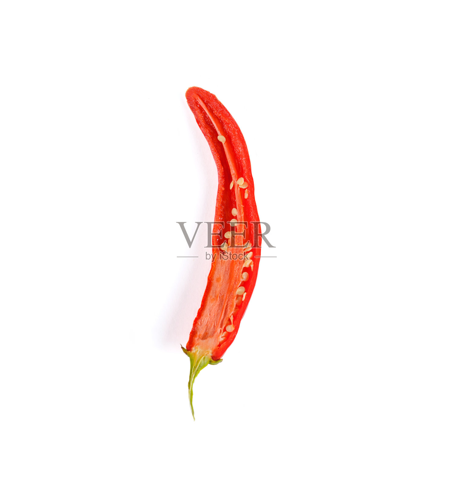 红辣椒。一半切好的红辣椒放在孤立的白色背景上照片摄影图片