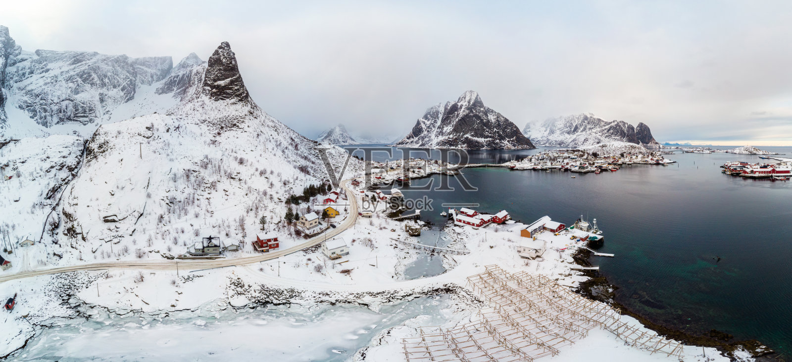 罗浮敦群岛和海岸线上的渔村在挪威阴沉的冬天照片摄影图片