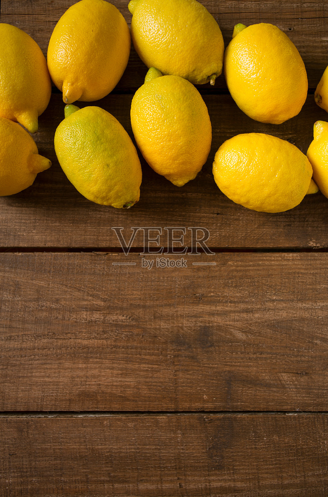 木头表面上的柠檬照片摄影图片