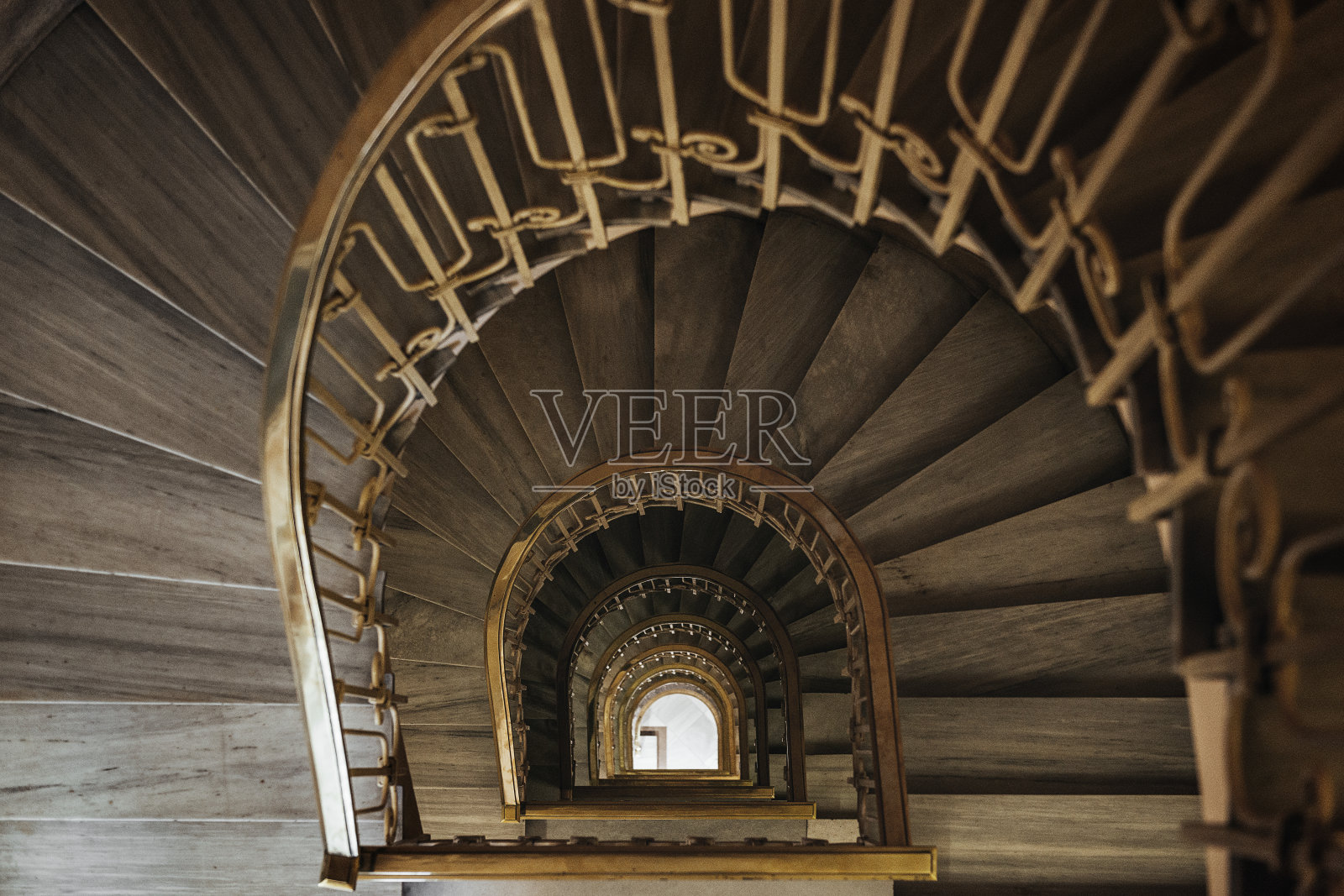 螺旋形的老式木楼梯照片摄影图片