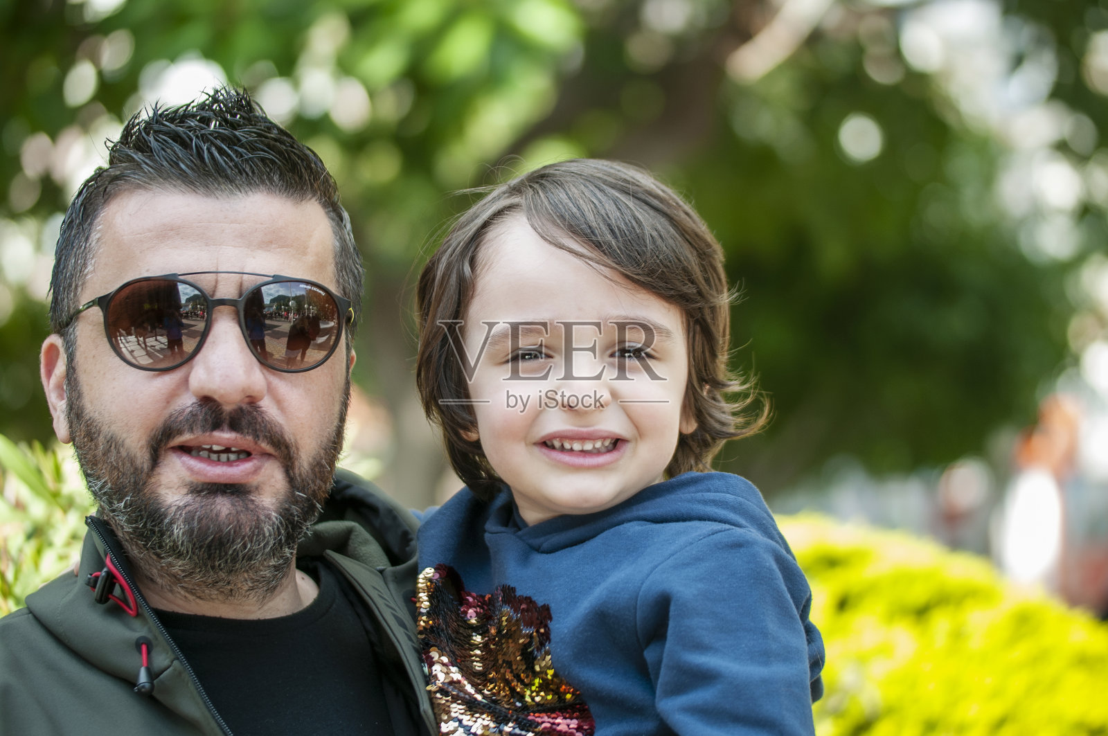 土耳其快乐的父亲和他的儿子拥抱照片摄影图片