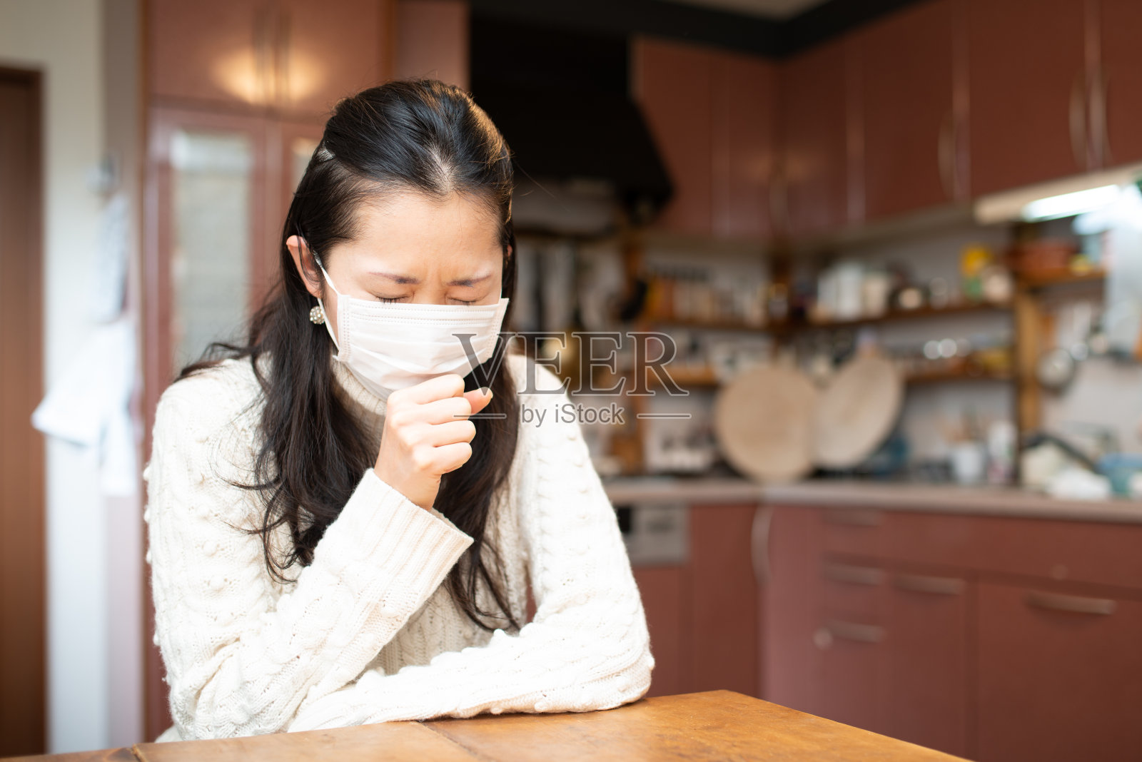 妇女咳嗽戴口罩照片摄影图片