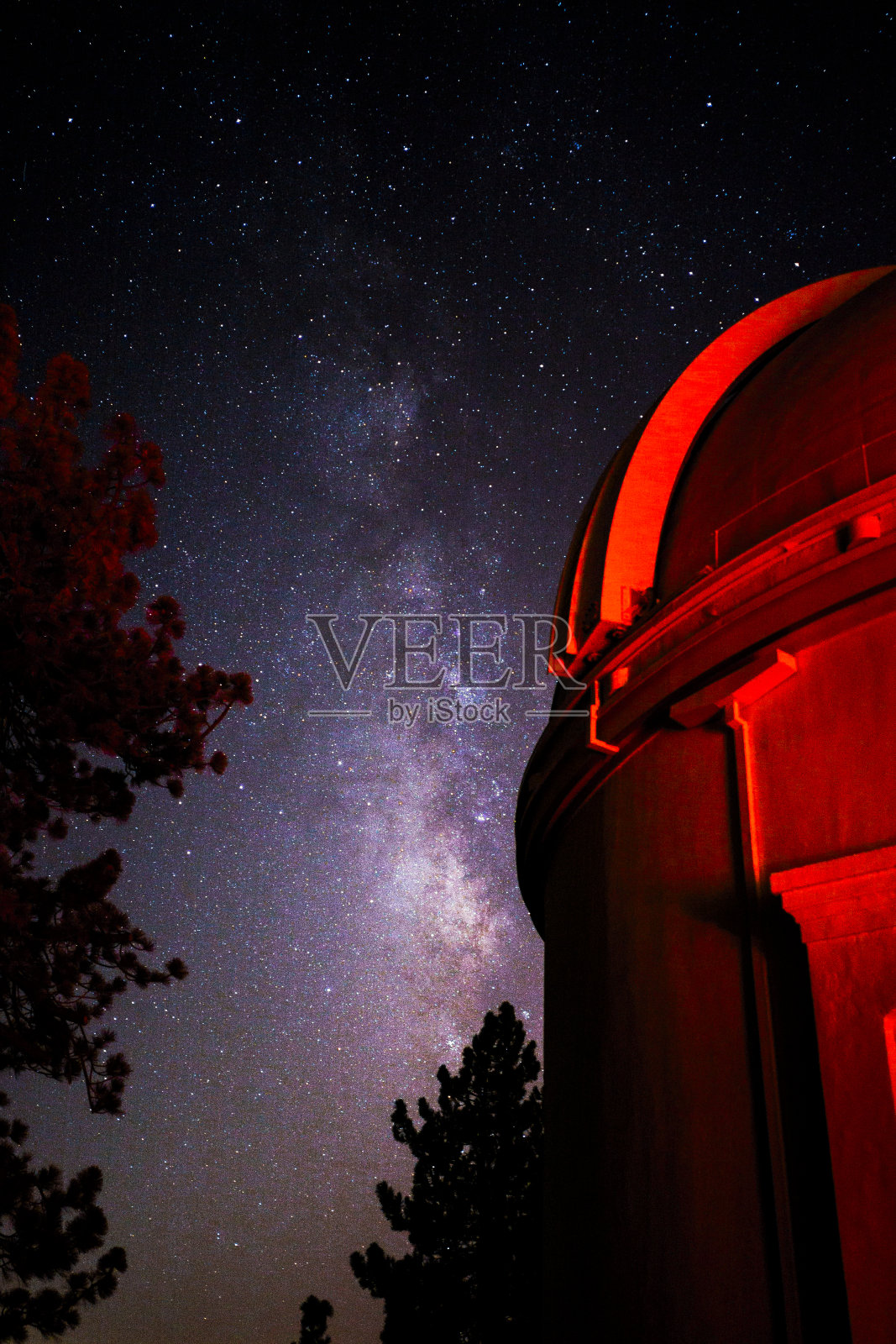 在加州的里克天文台上，银河和星星在夜空中闪耀照片摄影图片