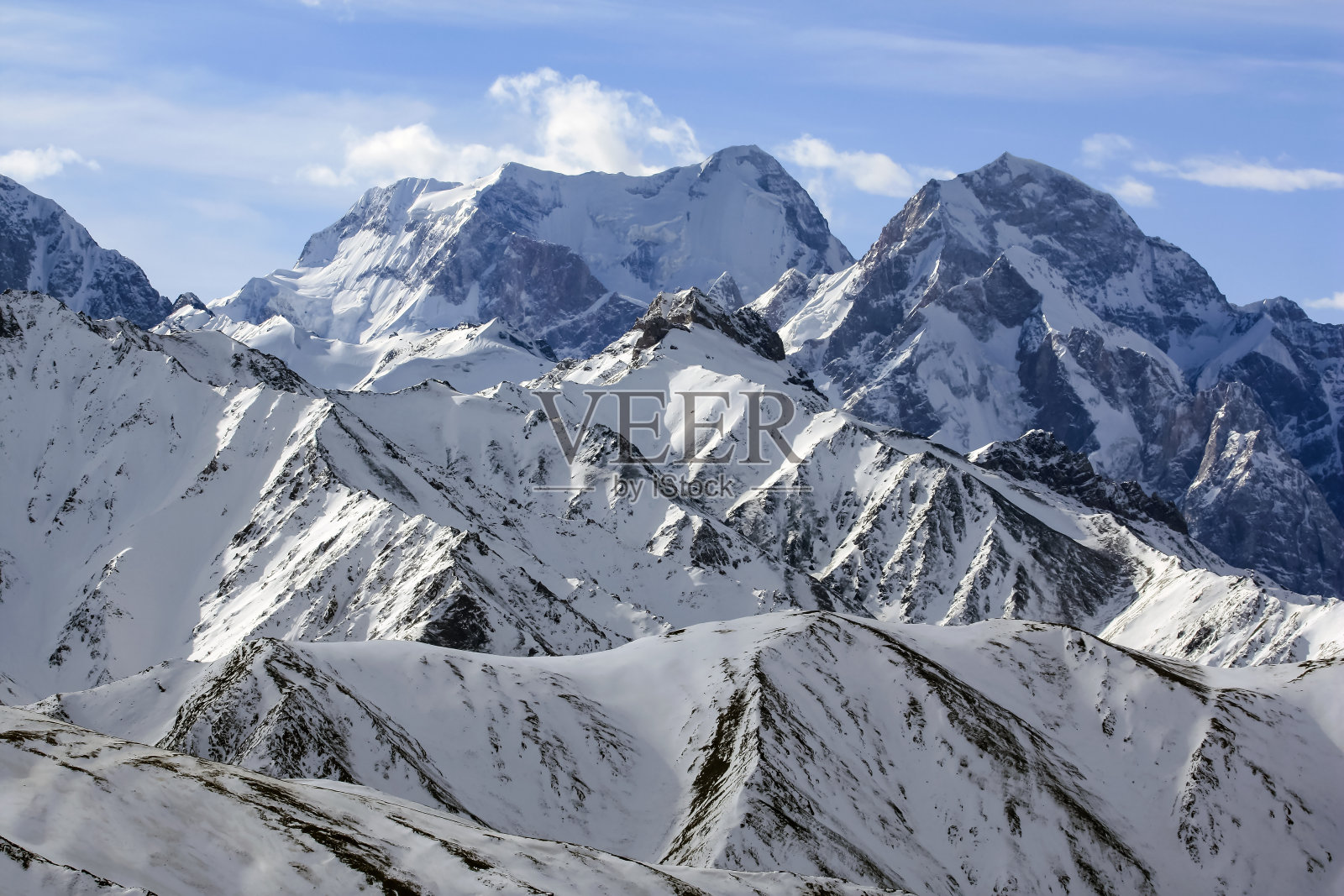 岩石，山峰，山脊和斜坡的雪和冰川的山区国家。照片摄影图片