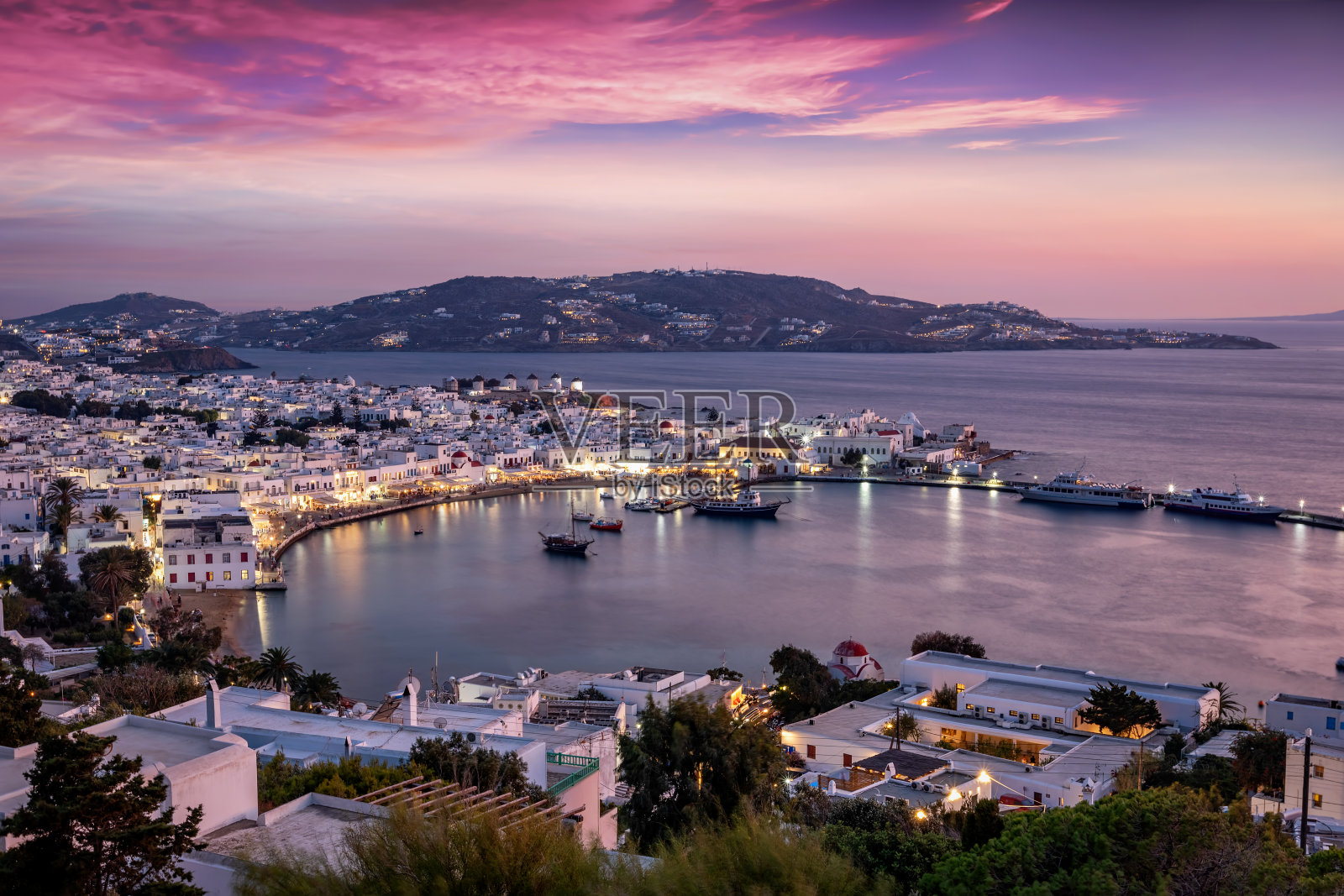 美丽的日落在米科诺斯岛，基克拉迪斯，希腊照片摄影图片