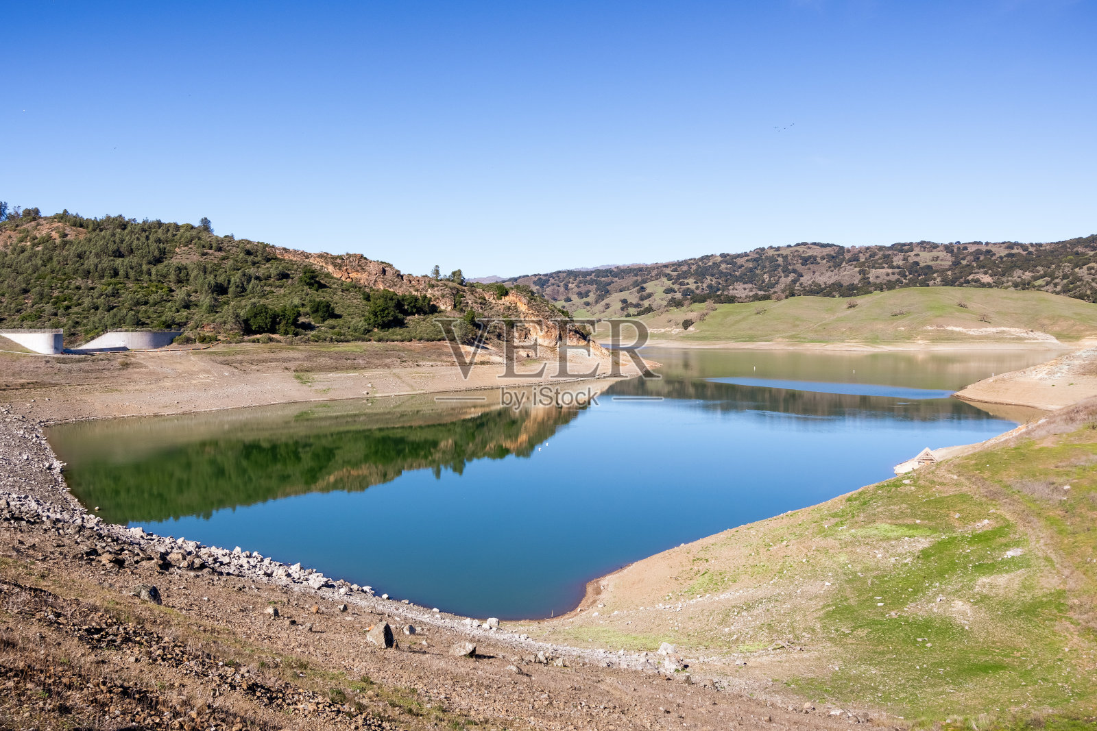 安德森水库，一个在摩根山的人工湖，由圣克拉拉山谷水区管理，由于地震失败风险保持在低水平;加州照片摄影图片