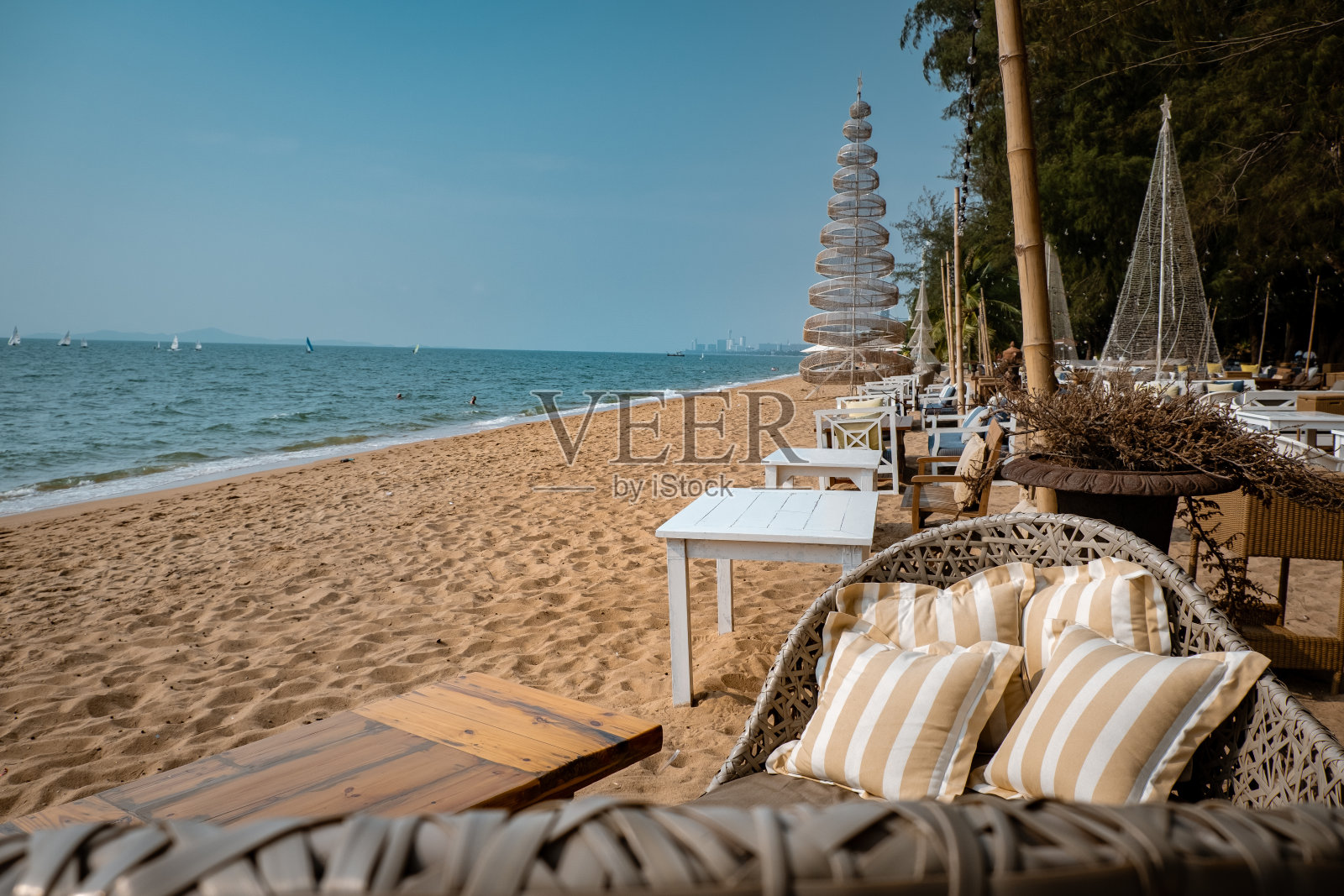 在泰国的芭堤雅海滩放松与海滩俱乐部和餐厅照片摄影图片