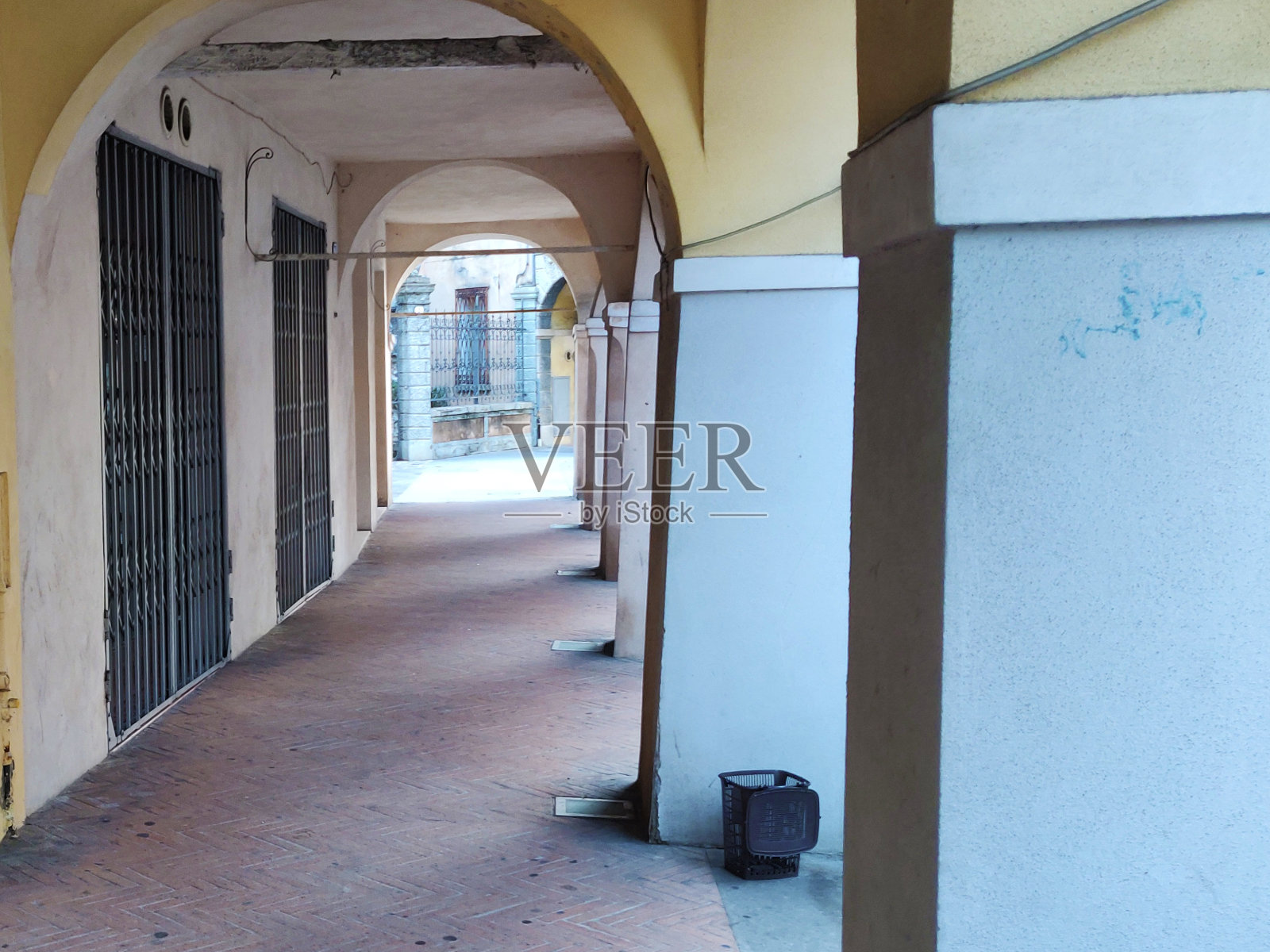 Bagnacavallo市中心部分拱廊的景色照片摄影图片