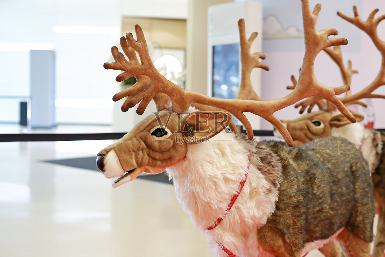 圣诞和冬季主题的驯鹿娃娃。照片摄影图片