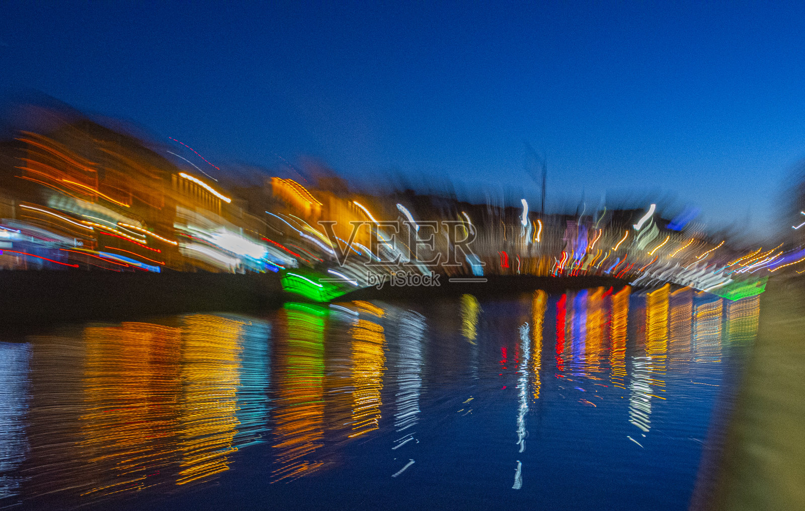 都柏林夜景哈彭尼桥的镜头变焦效果。照片摄影图片