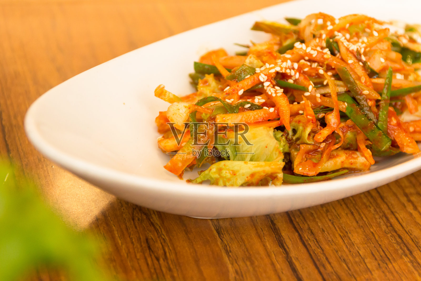 泡菜由洋葱和豆芽制成，是一种传统的发酵韩国小菜，由蔬菜和各种调味品制成(泡菜)照片摄影图片