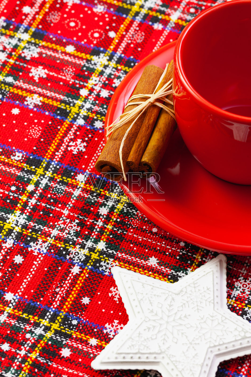 红色咖啡杯，肉桂和餐垫的照片。照片摄影图片