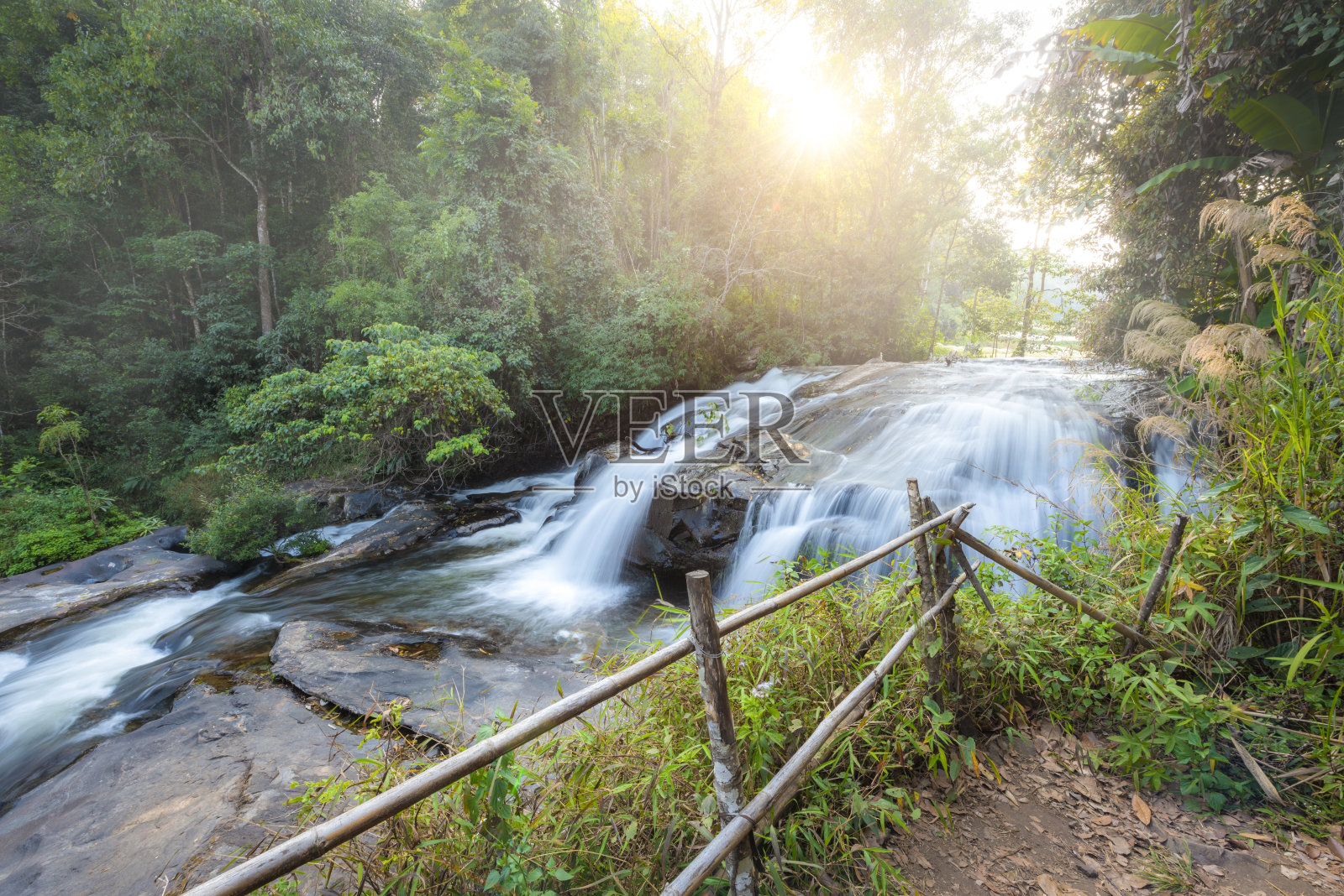 Doi Inthanon国家公园的瀑布照片摄影图片