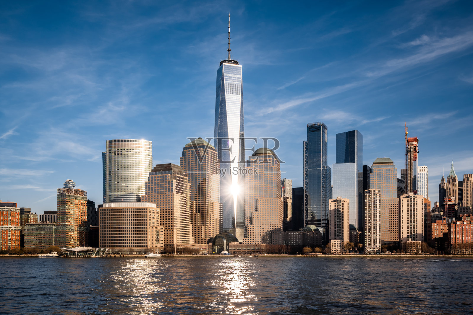 阳光明媚的曼哈顿下城天际线照片摄影图片