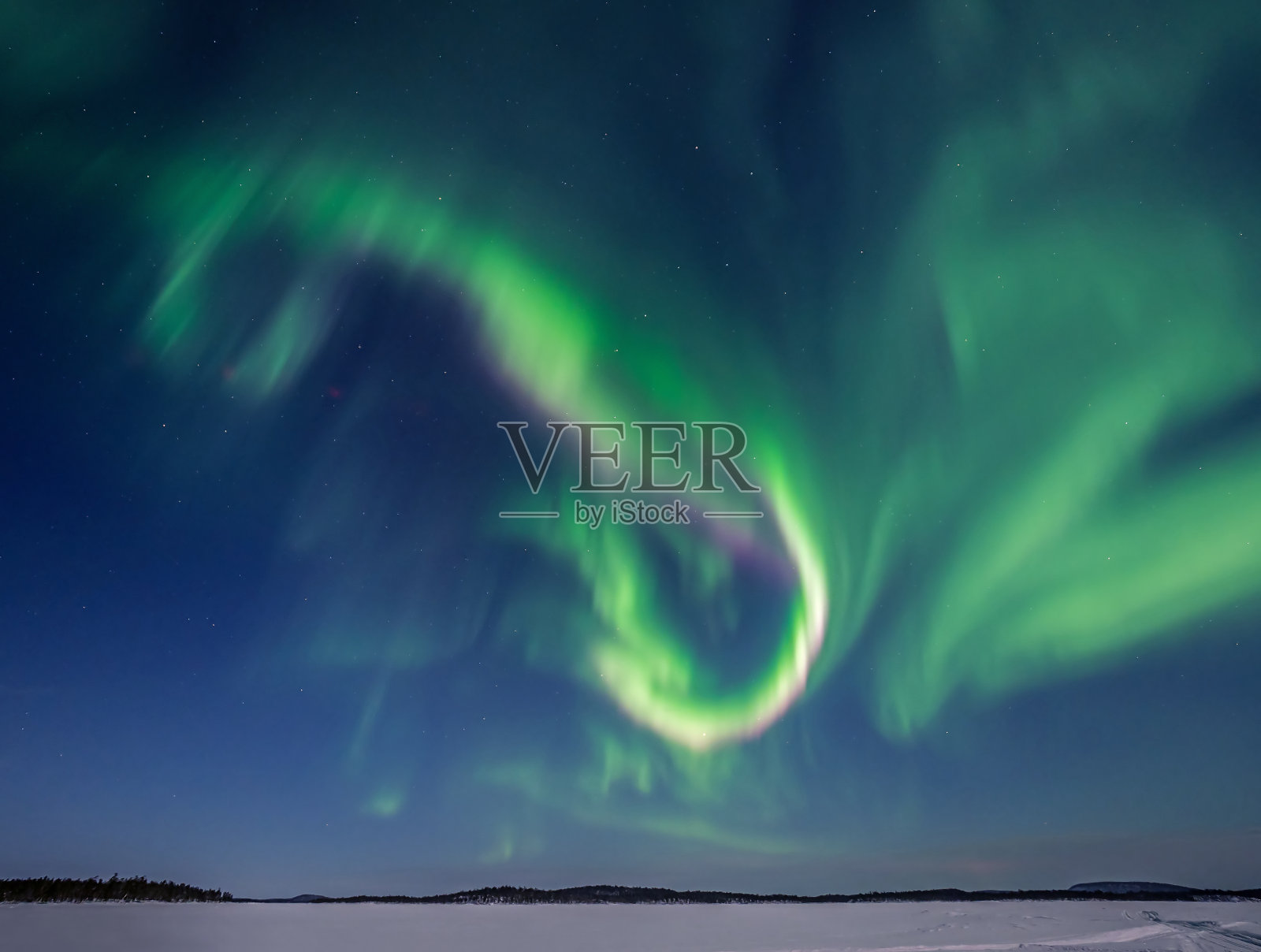 芬兰上空的北极光是粉红色和绿色照片摄影图片