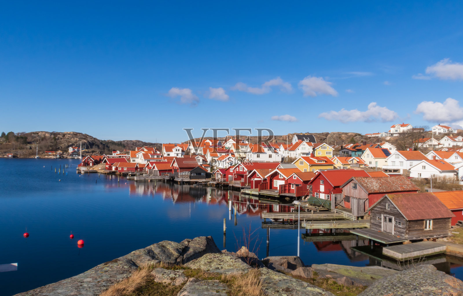 位于瑞典Bohuslän西海岸群岛上的一个小渔村Hovenäset的港口里的船坞照片摄影图片