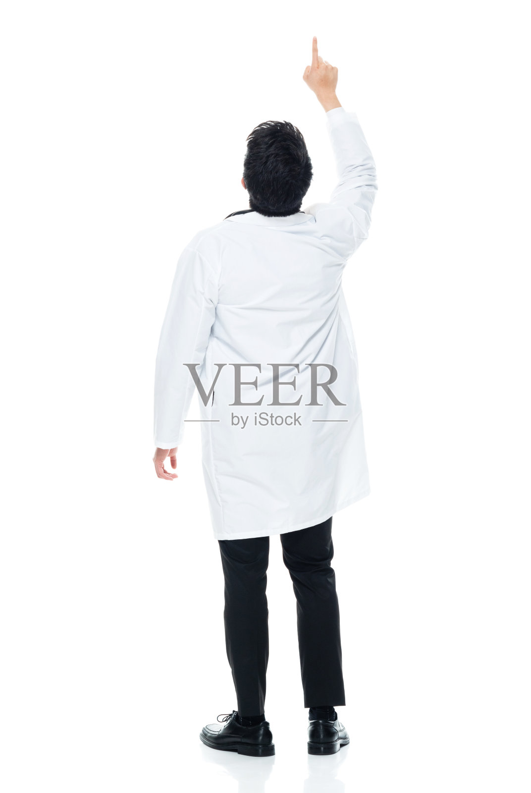 东亚人种年轻男医生站在白色背景穿着实验室大褂照片摄影图片