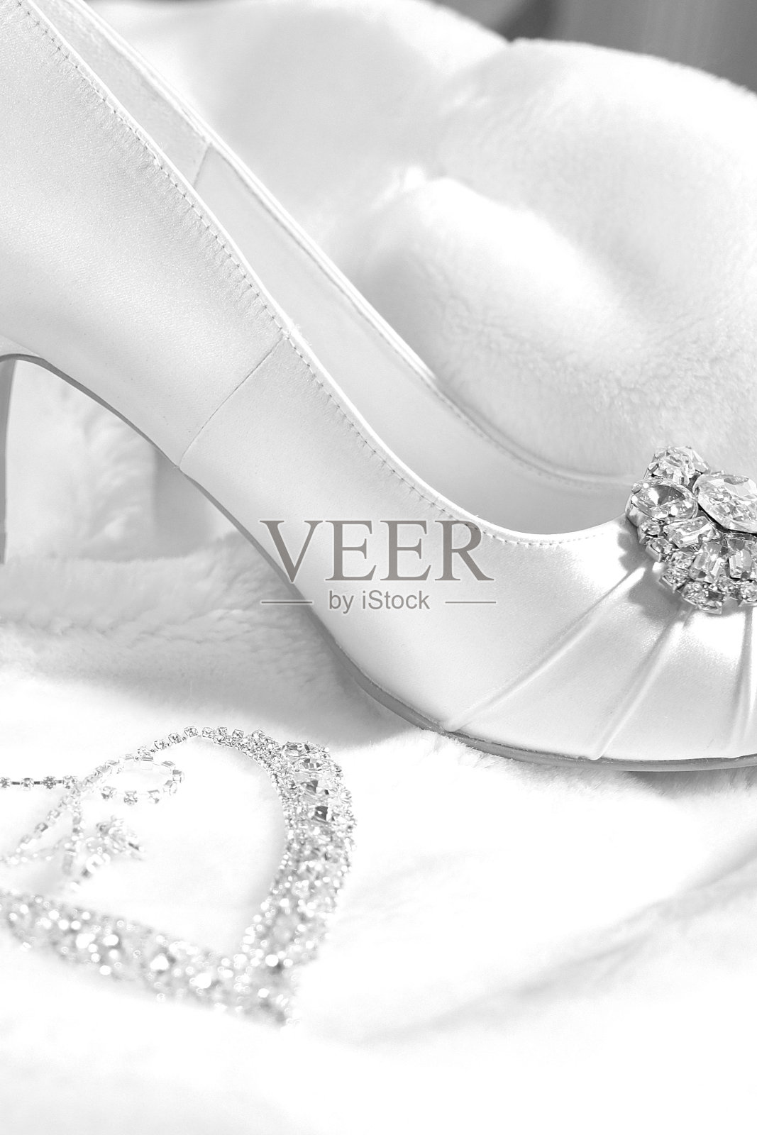高跟鞋和女士首饰，钻石项链。复古的黑白照片。俯视图照片摄影图片