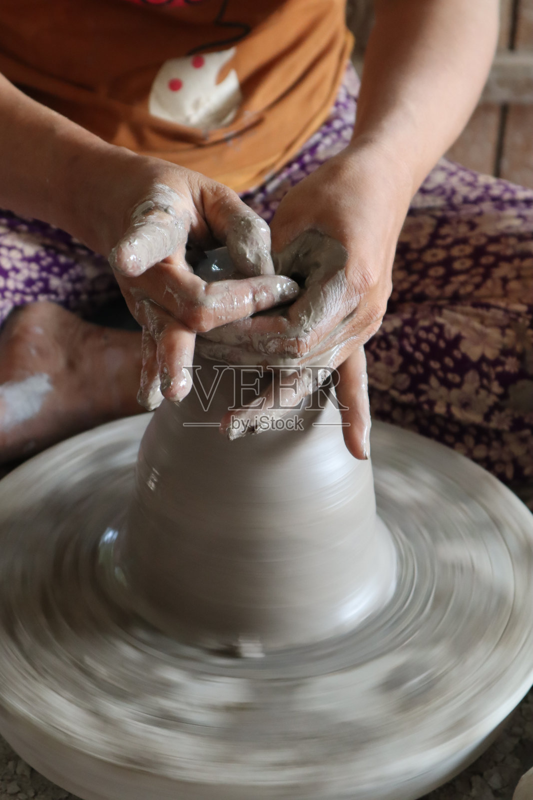 女人做陶器照片摄影图片