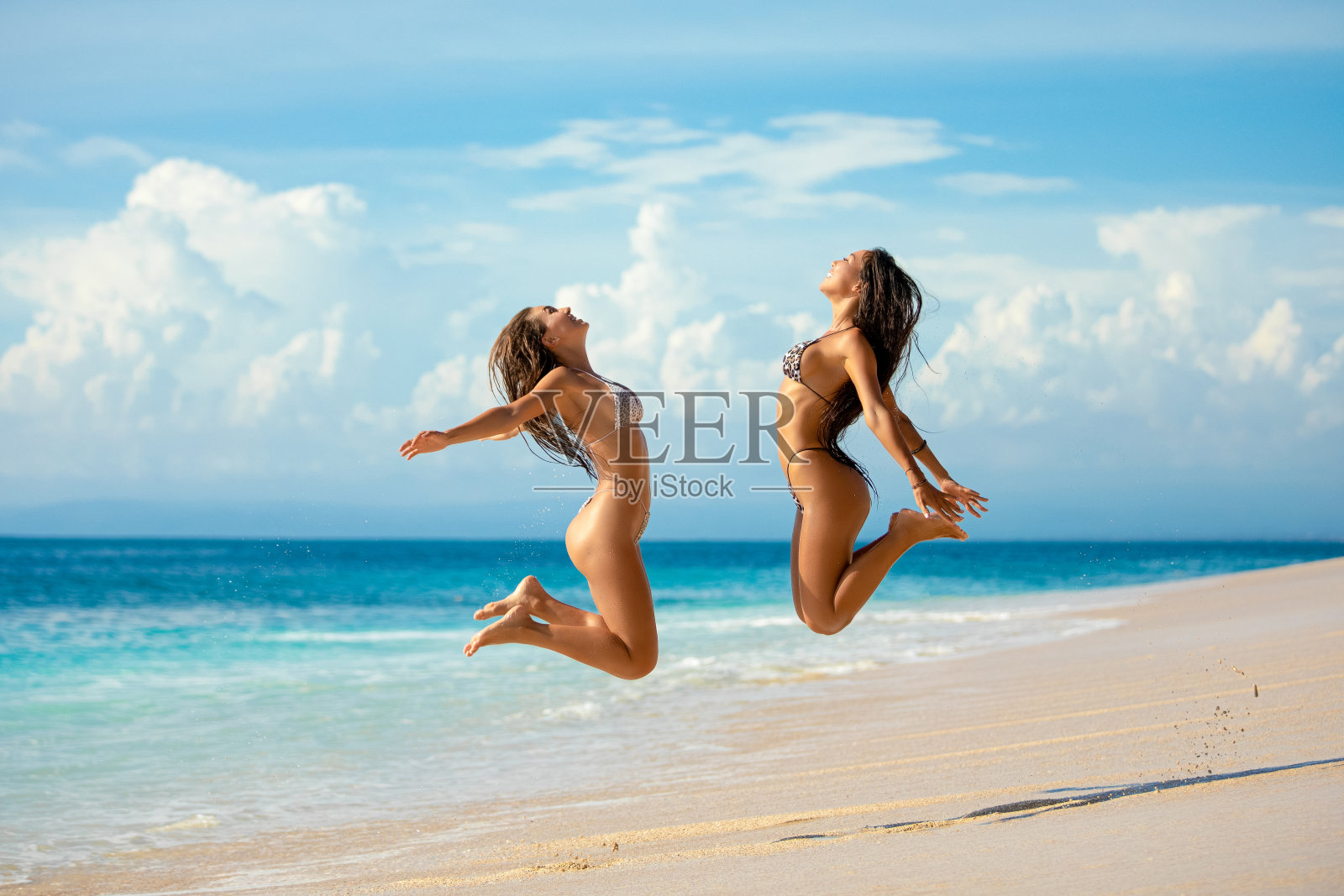两个年轻的女人在享受海滩照片摄影图片