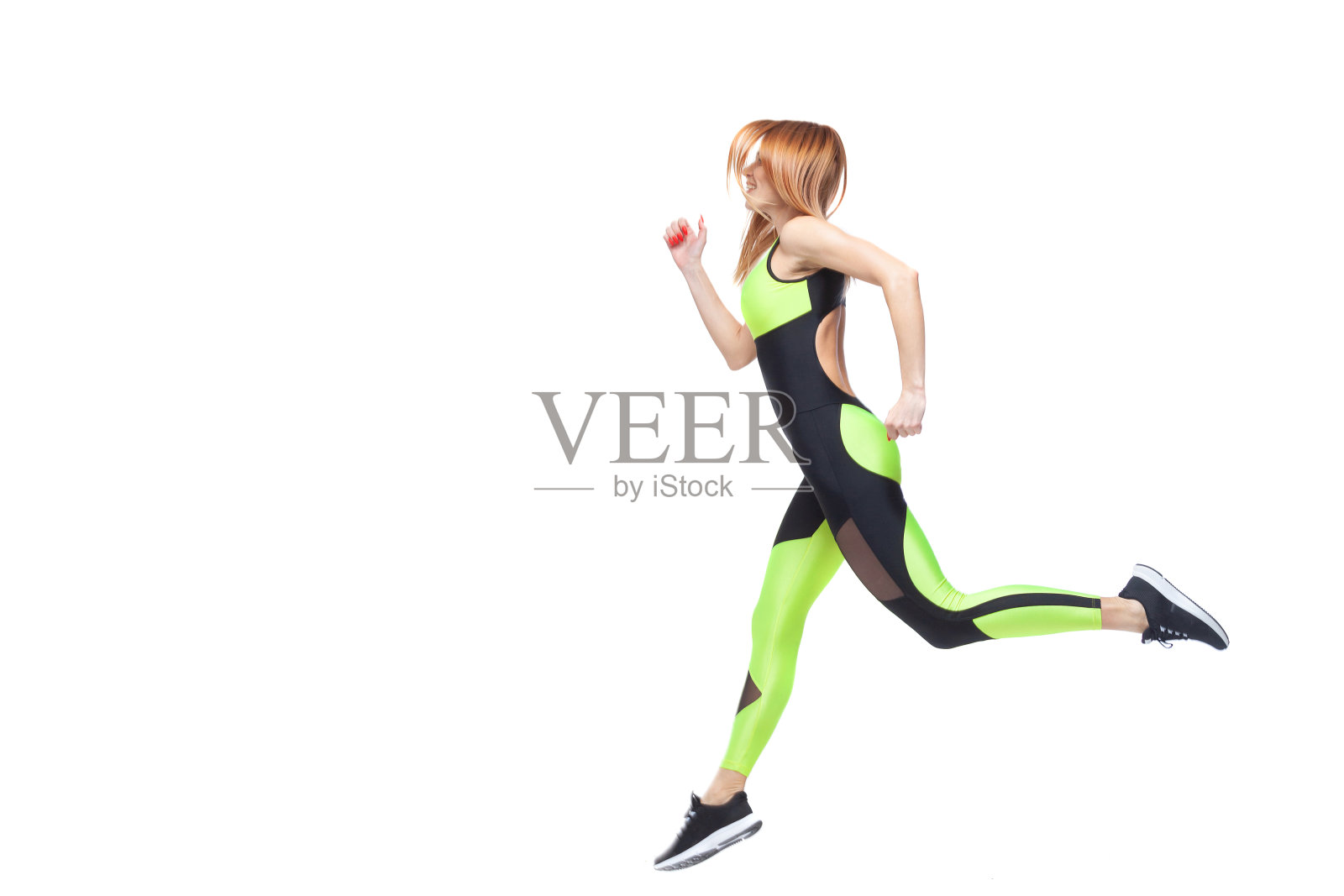 侧视图肖像美丽的fit运动女孩在现代运动服跑步孤立的白色背景照片摄影图片