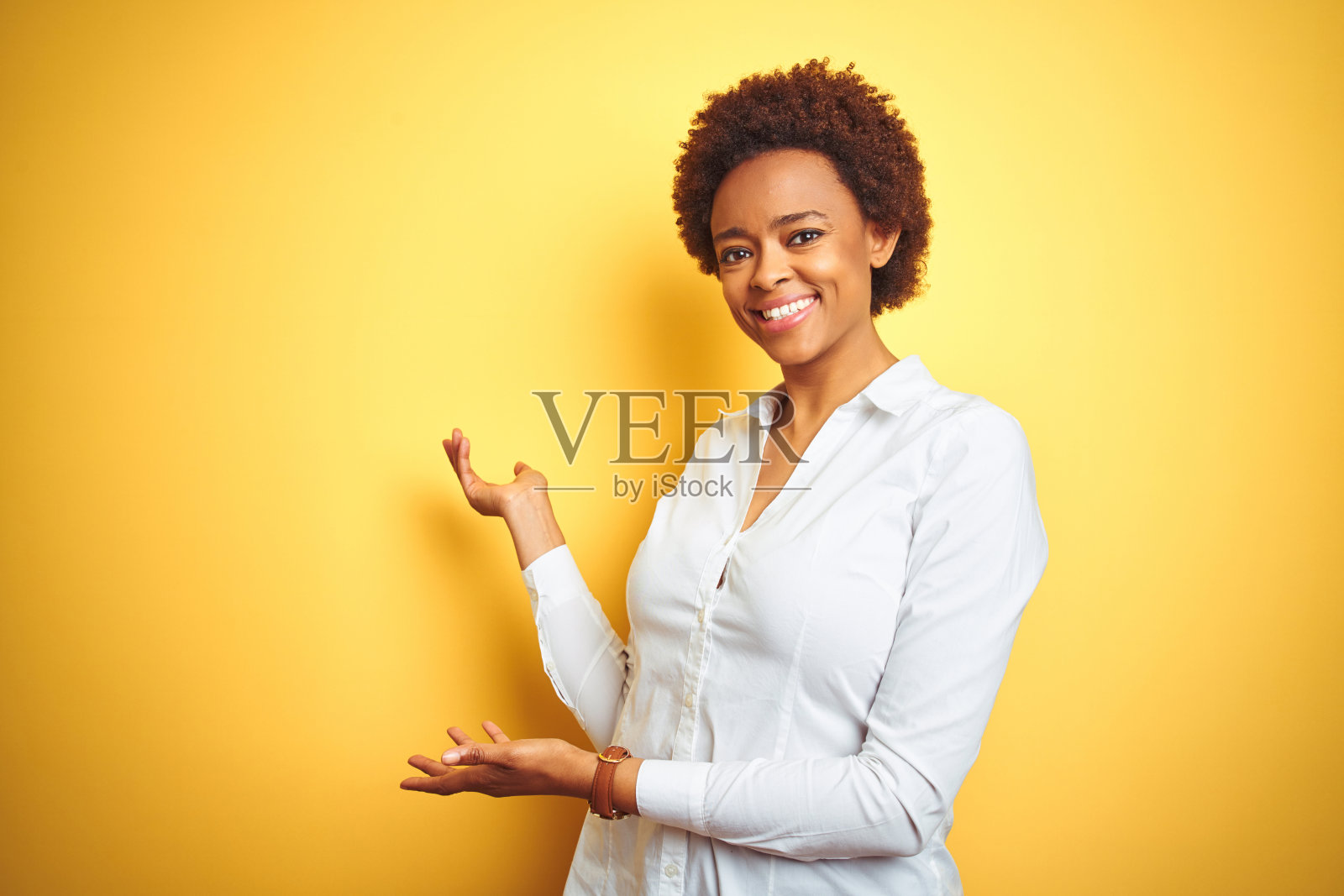 非洲裔美国女商人孤立的黄色背景邀请进入自然微笑和张开的手照片摄影图片