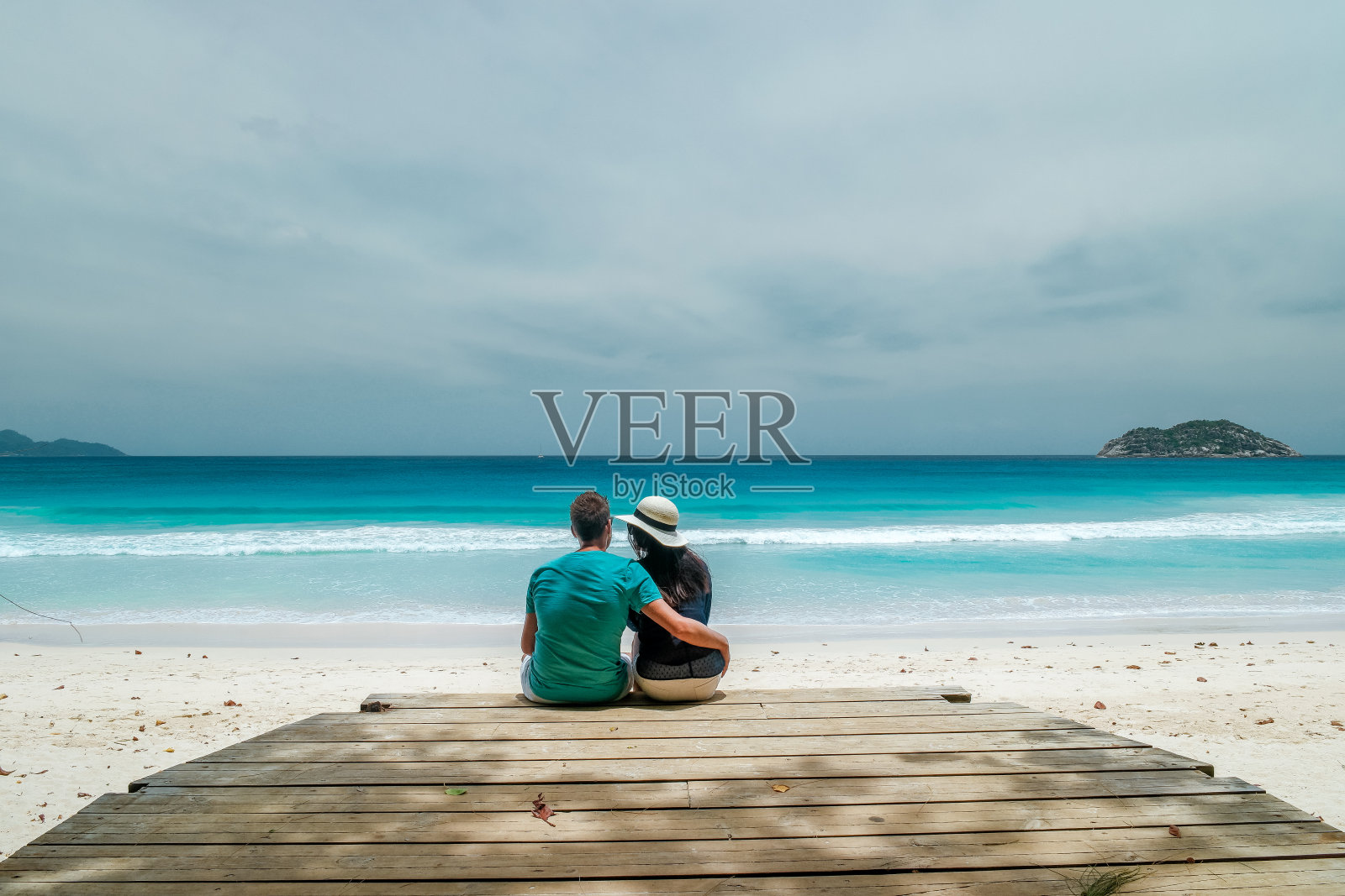 塞舌尔热带岛屿，年轻男女在白色海滩度假期间的马赫塞舌尔，Praslin塞舌尔照片摄影图片
