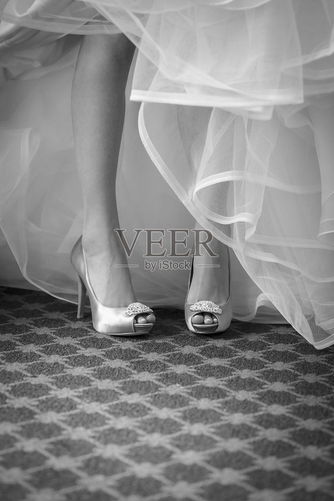 黑色和白色的腿新娘在丝绸高愈合高跟鞋和薄纱连衣裙照片摄影图片
