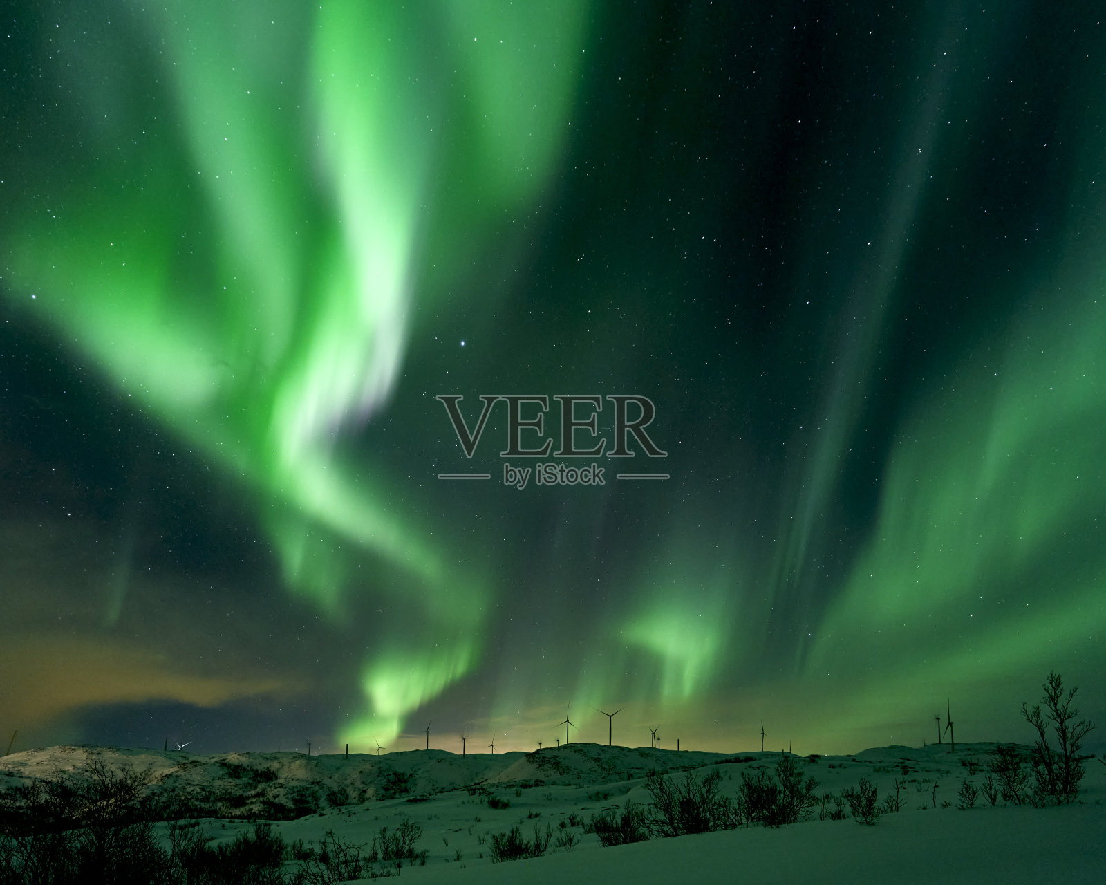 2020年3月1日:北极光(又称北极光)出现在特罗姆瑟西部山区的风力涡轮机上方照片摄影图片