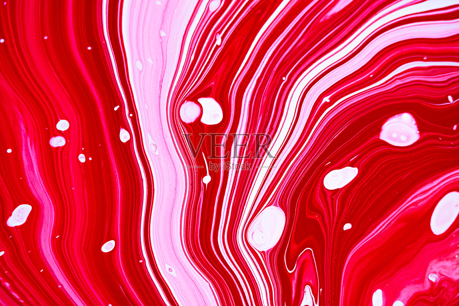 明亮的品红色、粉红色和白色大理石花纹光栅背景。彩色液体条纹极简时尚的油漆纹理。玫瑰红色抽象流体艺术。丙烯酸和油流动的现代创意背景。插画图片素材