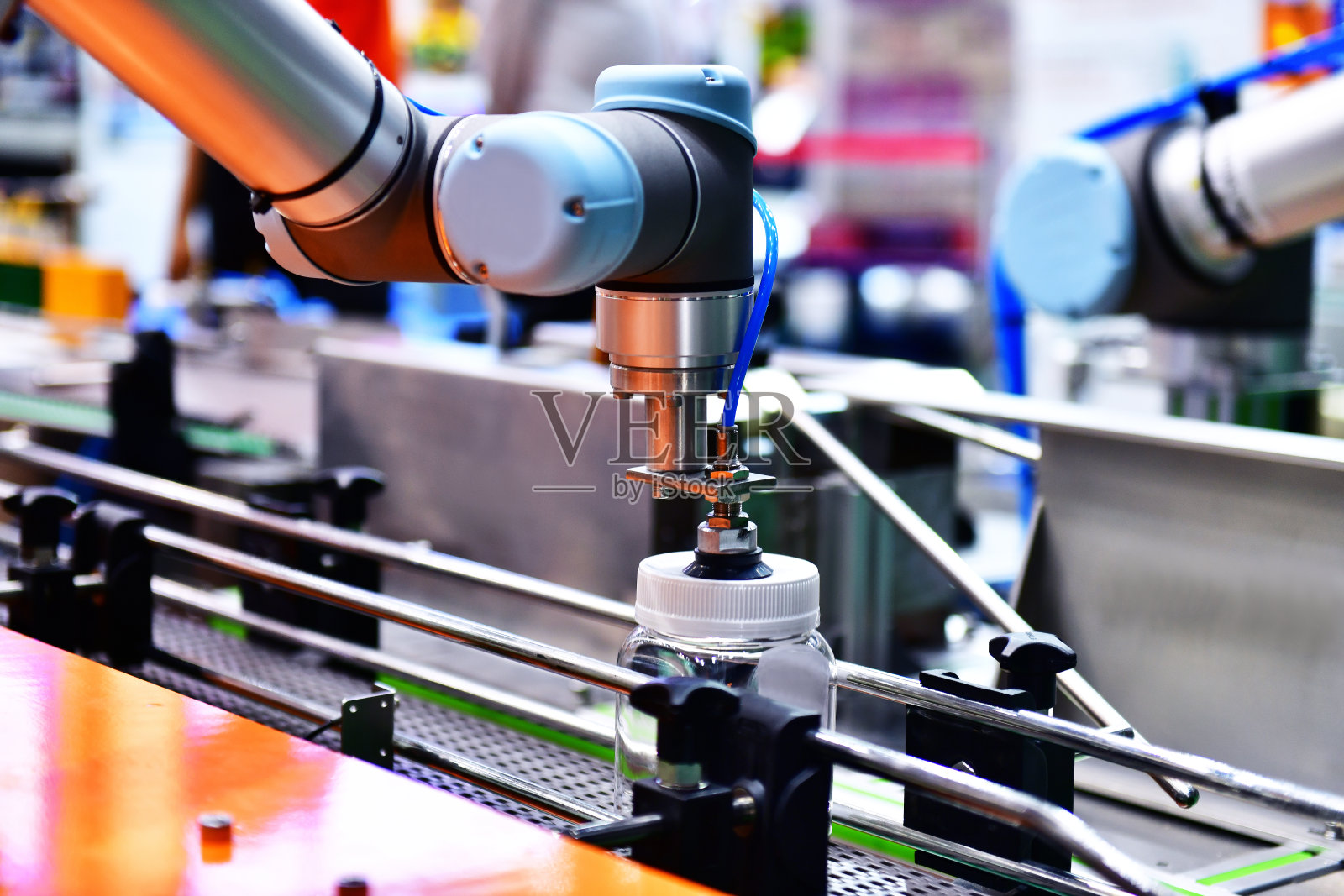 机器人手臂在自动工业上布置玻璃水瓶照片摄影图片