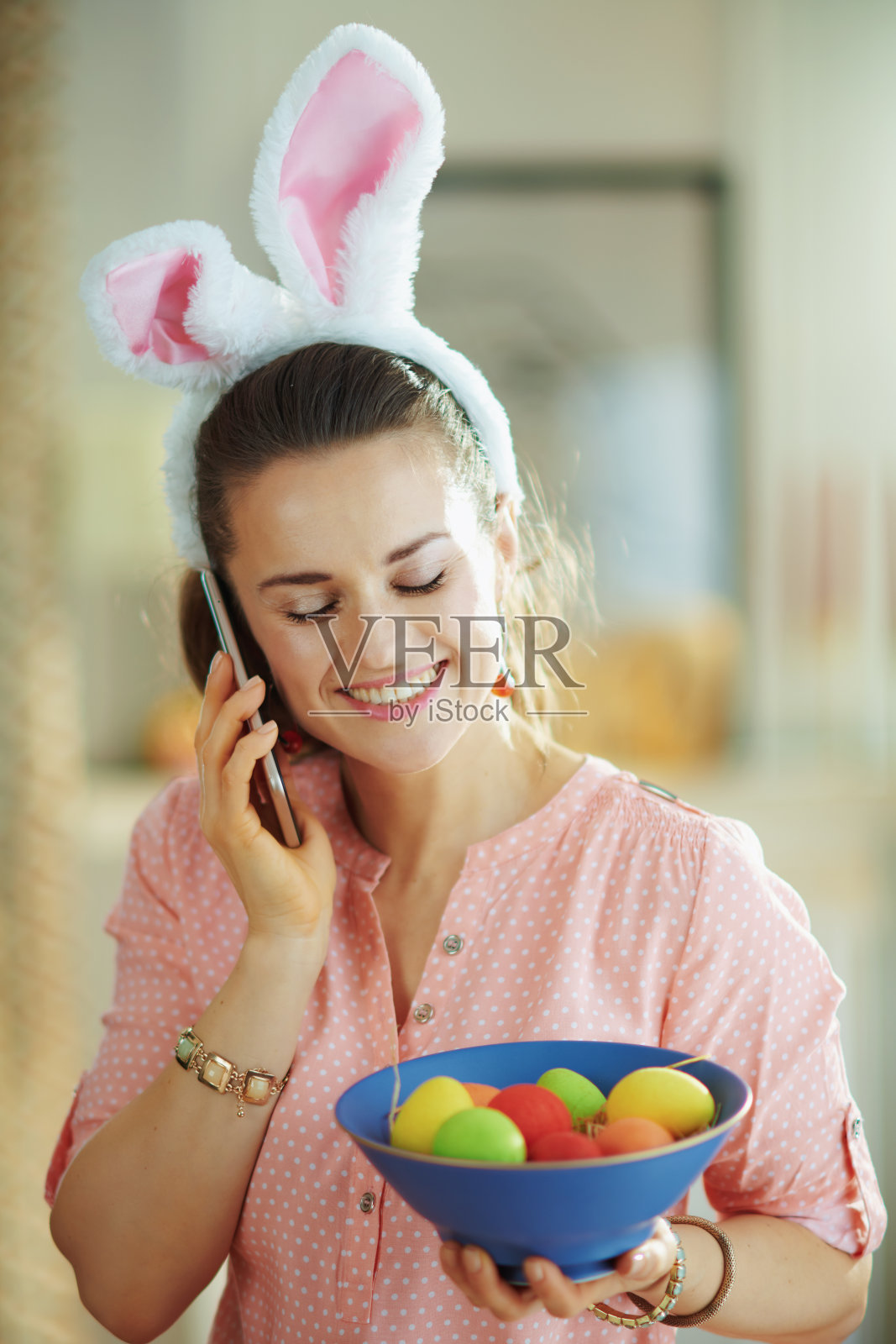 快乐优雅的女人用蓝色盘子拿着鸡蛋打电话照片摄影图片