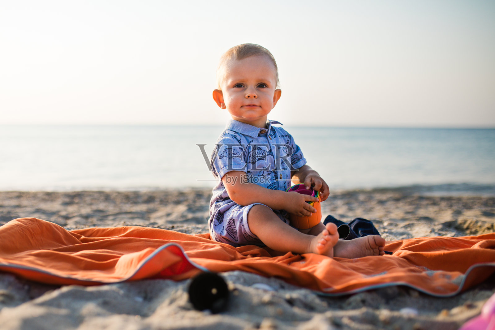 可爱的小男孩在玩沙滩玩具照片摄影图片