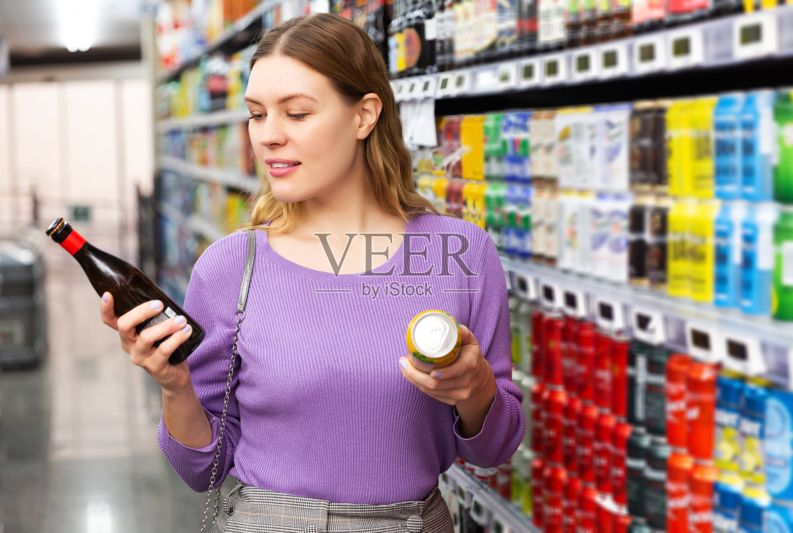 一位女顾客在超市买啤酒照片摄影图片