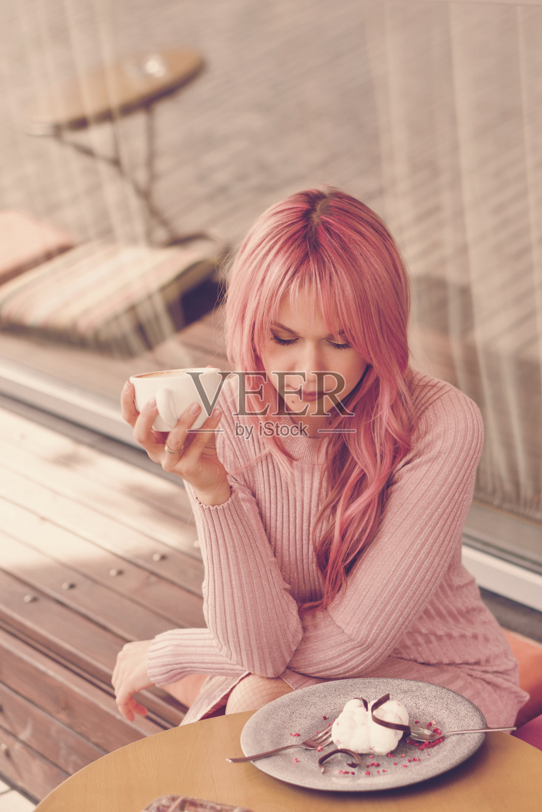 肖像可爱的粉红色头发的女孩在户外照片摄影图片
