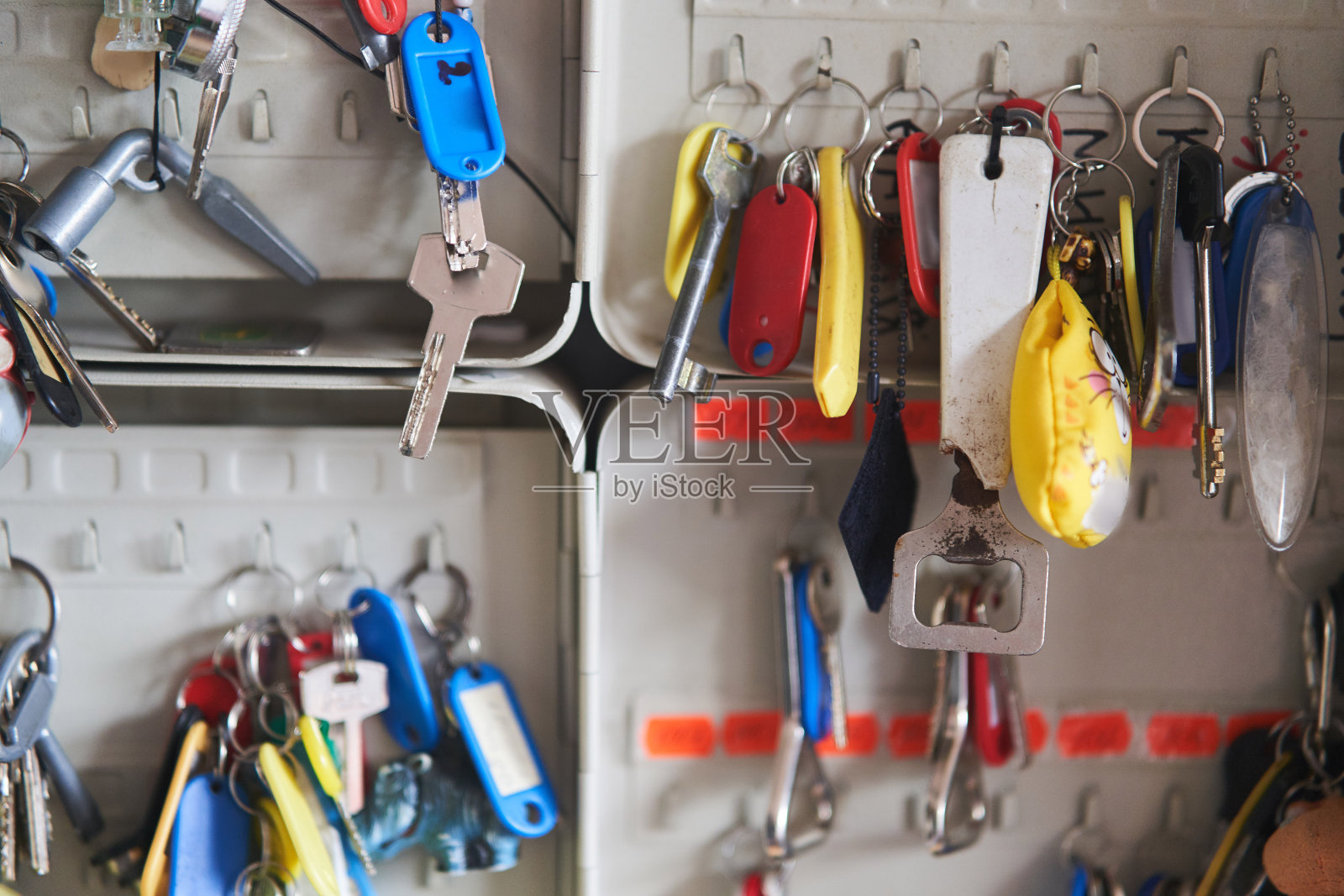 许多五颜六色的钥匙链挂在钥匙保管员那里照片摄影图片