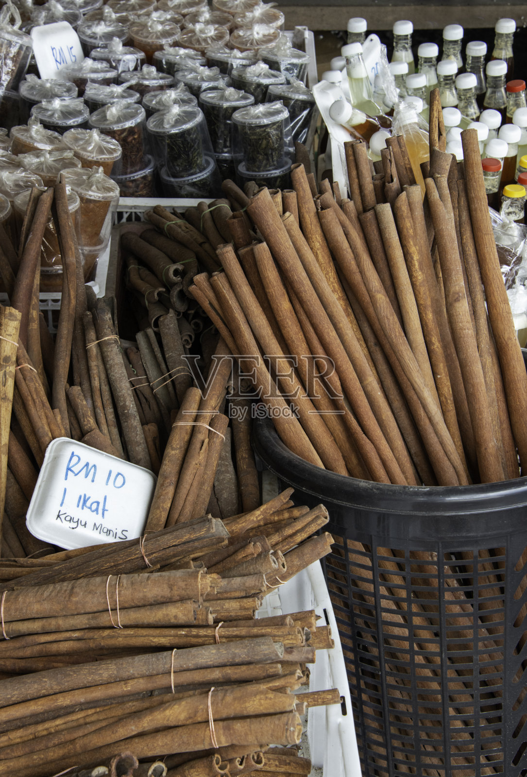 马来西亚婆罗洲的一个市场摊位上的大肉桂棒。照片摄影图片