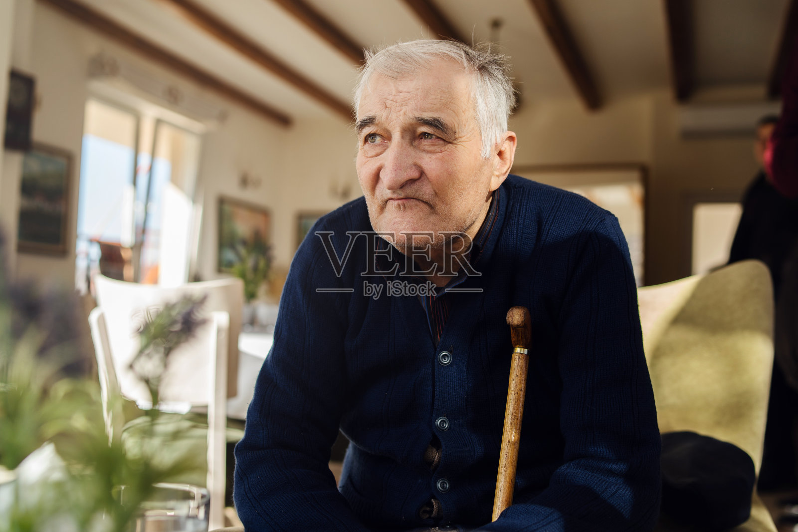 老人的肖像80岁的白人老人爷爷坐在椅子在退休之家托儿所餐厅看着一边照片摄影图片