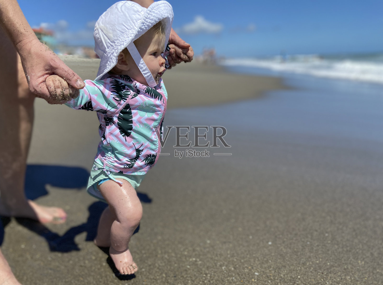 小女孩在美国佛罗里达中部的可可海滩上玩耍照片摄影图片