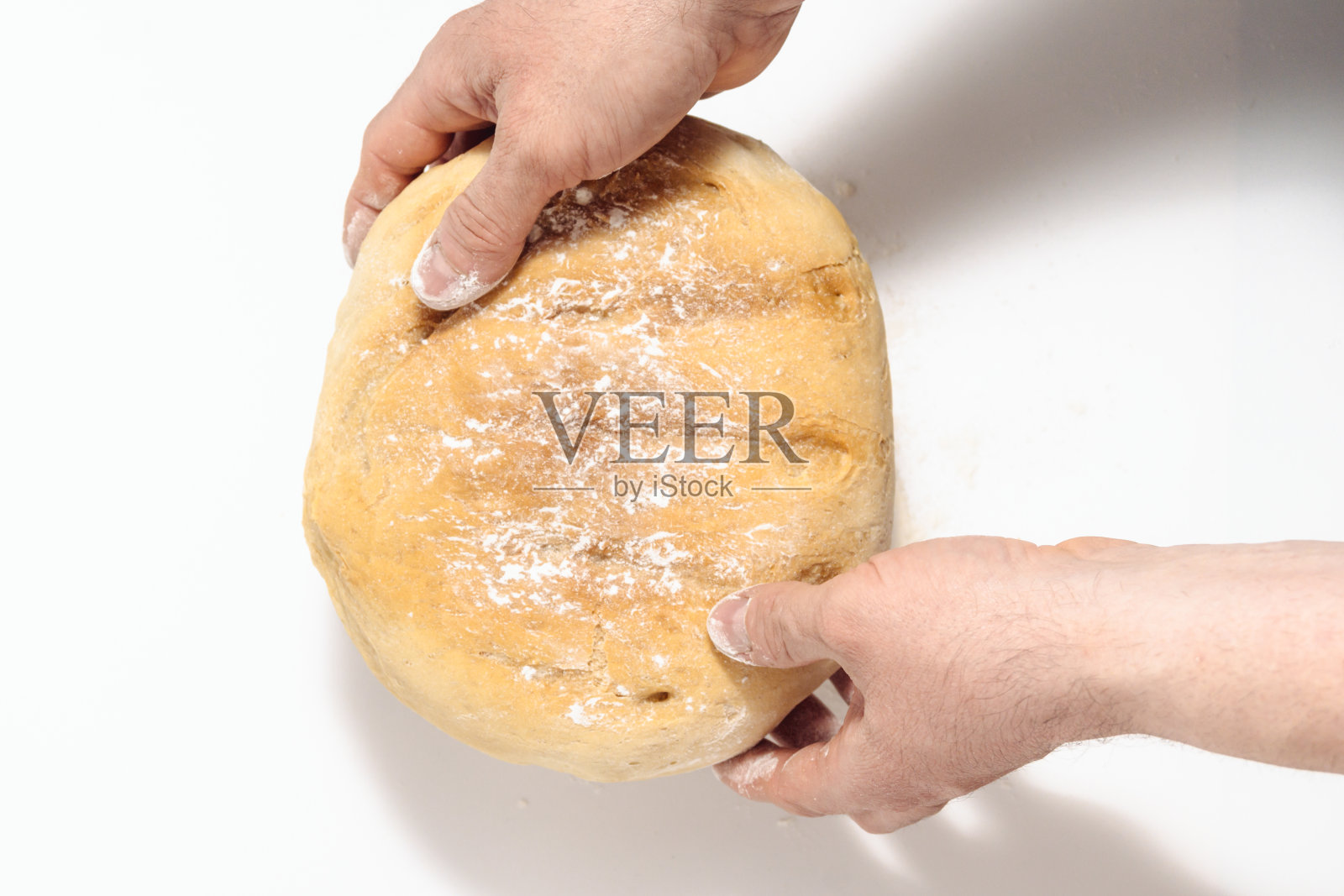 新鲜出炉的面包在面包师手中孤立的白色背景照片摄影图片